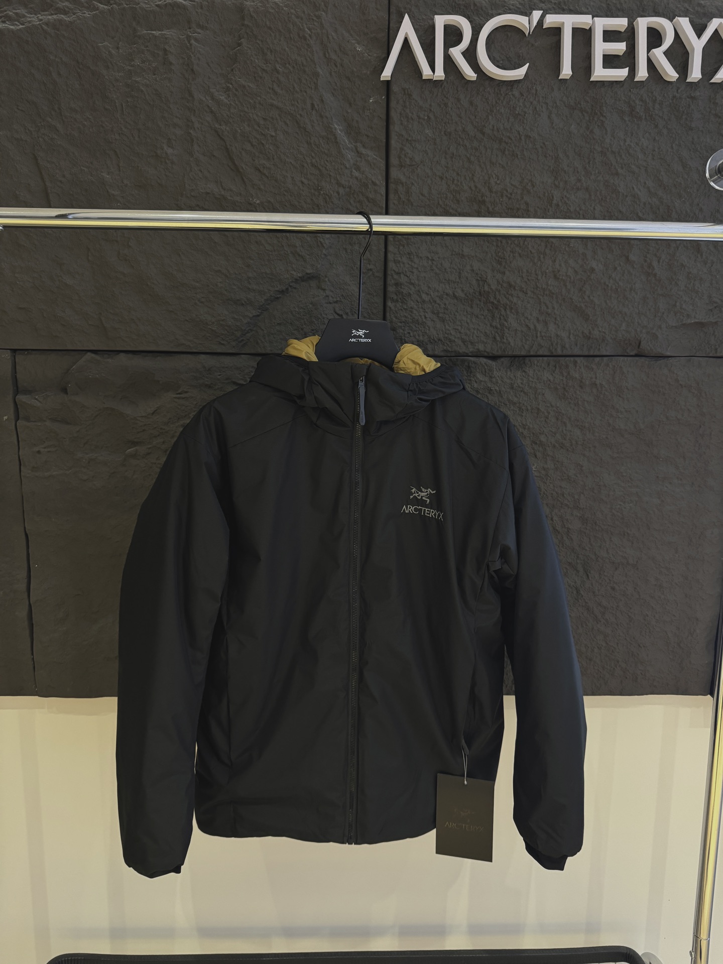 Arcteryx始祖鳥 Atom Hoody M Logo字母圏案戸外防水保暖连帽棉服外套 @黑银
