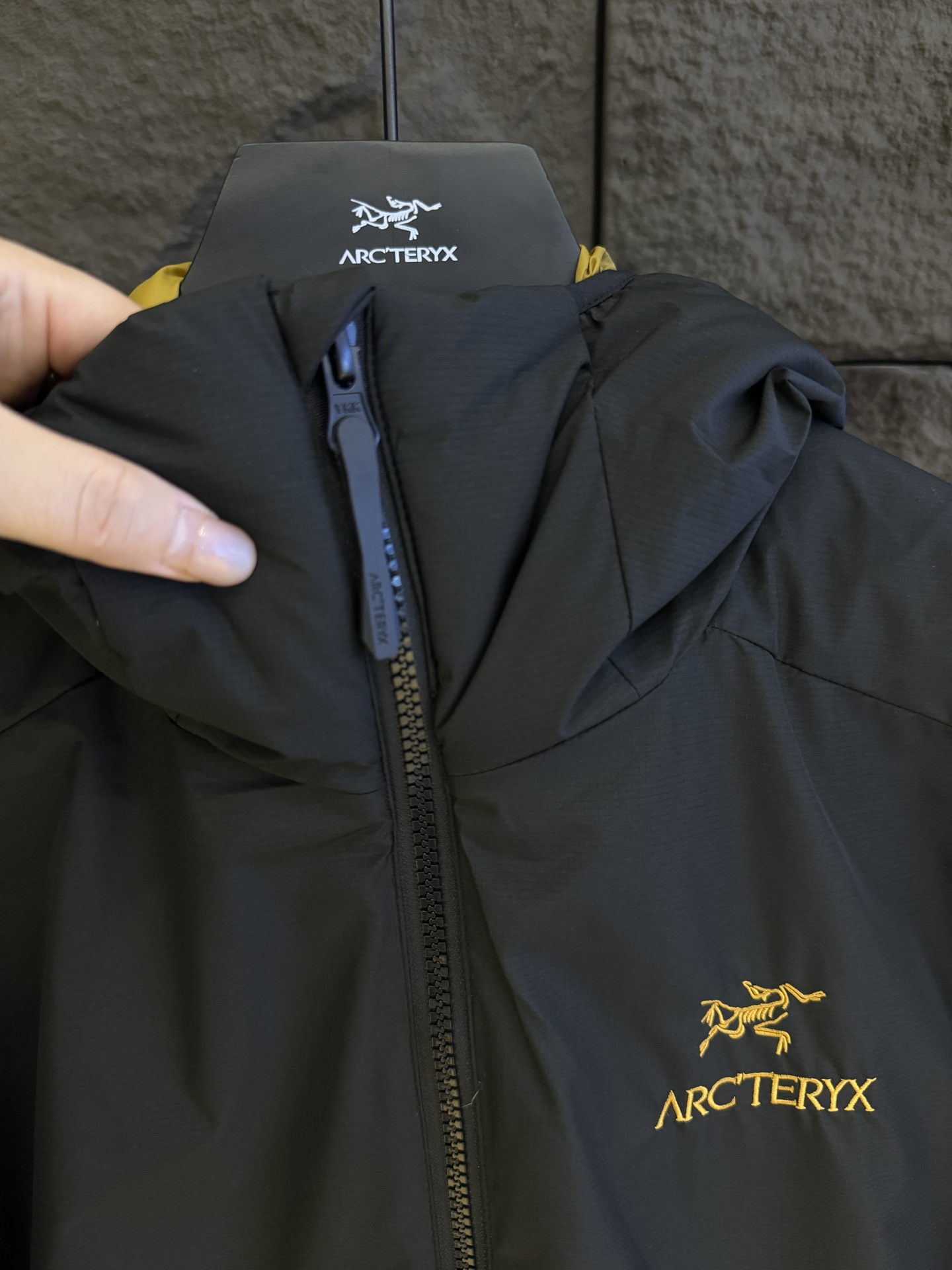Arcteryx始祖鳥 Atom Hoody M Logo字母圏案戸外防水保暖连帽棉服外套 @黑金