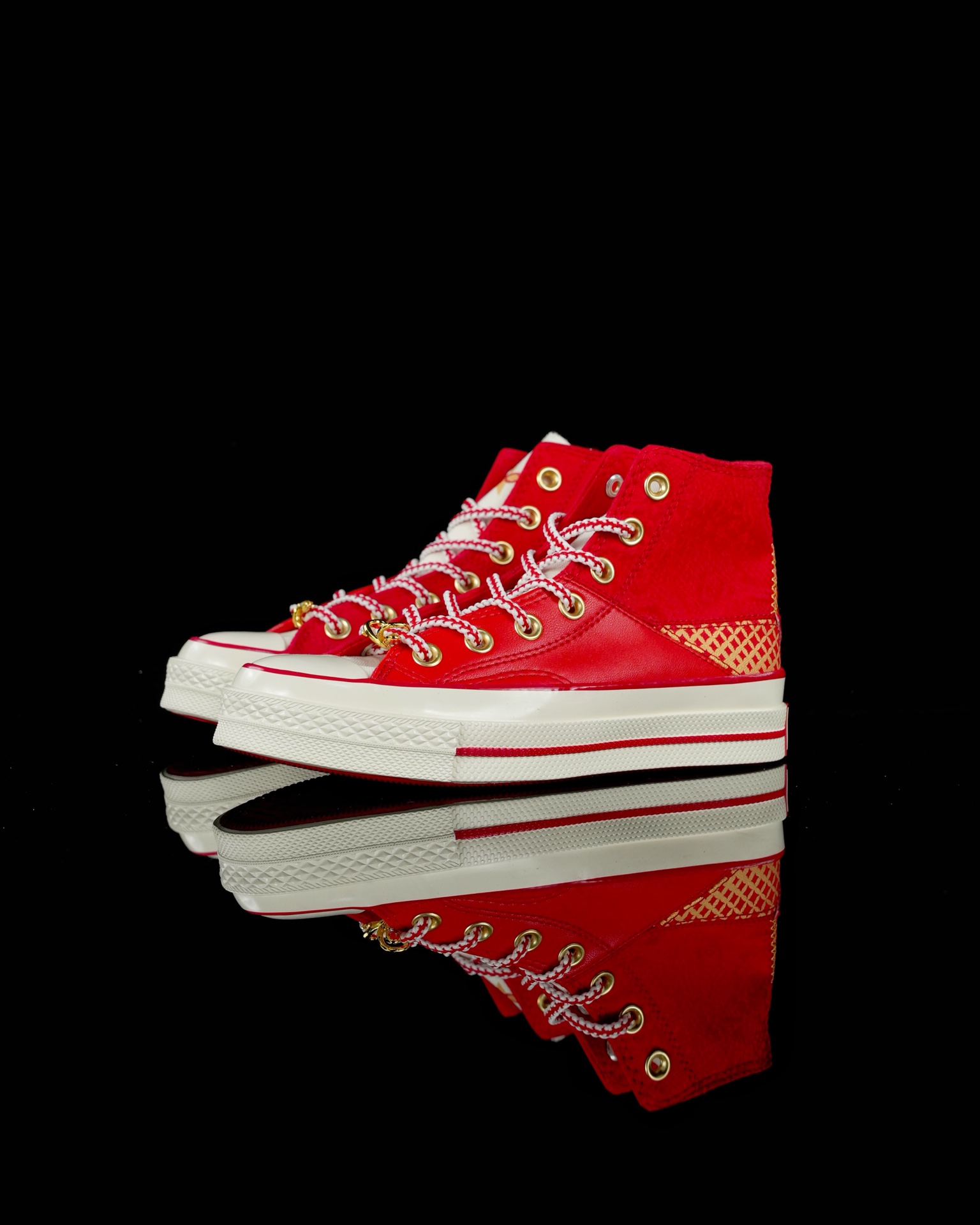 NO:270643,Spot CONVERSE | 1970s Hongyun Dangtou Converse Year of Snake Zodiac Limited is available on the market. The upper is made of red jacquard cloth and woven fabric, which will fill the New Year atmosphere. Snake scale jacquard texture design. It has a full Chinese flavor!  The shoe tongue is blended with a golden design, which means the dragon raising its head!  The two shoelaces can be switched at will. The new year atmosphere is really strong. The perfect combination of traditional Chinese snake elements with modern design shows unique charm. Whether it is the soles or shoelaces, they reveal unique New Year elements, demonstrating respect and inheritance of Chinese traditional culture. This shoe is full of collection value. The limited edition Converse snake year must not be missed. Item number A13349C Size 35 36 36.5 37 37.5 38 39 39.5 40 41 41.5 42 42.5 43 44,,converse,converse,versace19860909现货 CONVERSE | 1970s 鸿运当头 匡威蛇年生肖限定震撼上市 鞋面采用红色提花布搭配梭织面料拼接而成 把年味拉满 蛇鳞提花纹理设计 国风味道十足！ 鞋舌融入金色然设计 寓意龙抬头！ 彰显中国元素 两幅鞋带可任意切换 金属蛇鞋扣大红色蛇鳞鞋面新年氛围感真的太强烈了 将中国传统的蛇元素与现代设计完美融合展现出独特的魅力 无论是鞋底还是鞋带 都流露出独特的新年元素 彰显出对中国传统文化的尊重和传承 这款鞋收藏价值十足 匡威蛇年限定款绝不容错过 货号A13349C 尺码35 36 36.5 37 37.5 38 39 39.5 40 41 41.5 42 42.5 43 44,,converse,converse,versace,Men's shoes