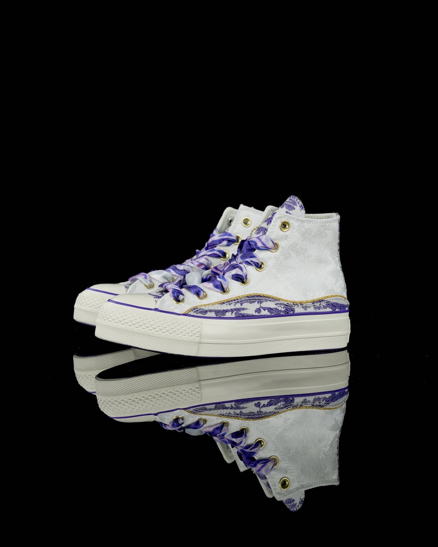 NO:270660,Spot Year of the Snake Limited Purple Qi East Converse All Star Lift Year of the Snake Limited Thick bottom high-end Total Chinese New Year, you must have some high specifications Purple Qi East, with extraordinary aura Draws inspiration from Chinese aesthetics Noble and elegant purple, interprets classical blue and white porcelain texture hair. Paired with the sheath of textile fabric material, create a delicate touch with the world, with the star coin chain elements, meaning that the star fortune will be with you, and pour beautiful wishes to greet the Chinese New Year. Thick bottom design helps you make a high-profile appearance in the Year of the Snake. Item number A13353C Size 35 36 36.5 37 37.5 38 39 39.5 40 41 41.5 42 42.5 43 44,,converse,versace19860909现货 蛇年限定 紫气东来 Converse All Star Lift 蛇年限定 厚底高帮 隆重中国年,必须来点高规格 紫气东来,目带不凡气场 从中国美学汲取灵感 贵气优雅紫,演绎古典韵味的青花瓷纹理發 搭配纺织织物材质的帮面,打造细腻触感世自带星星硬币链条元素,寓意星运与你相随,倾注美好祈愿 致意农历新年 厚底设计助你蛇年高调出场 货号A13353C 尺码35 36 36.5 37 37.5 38 39 39.5 40 41 41.5 42 42.5 43 44,,converse,versace,Men's shoes