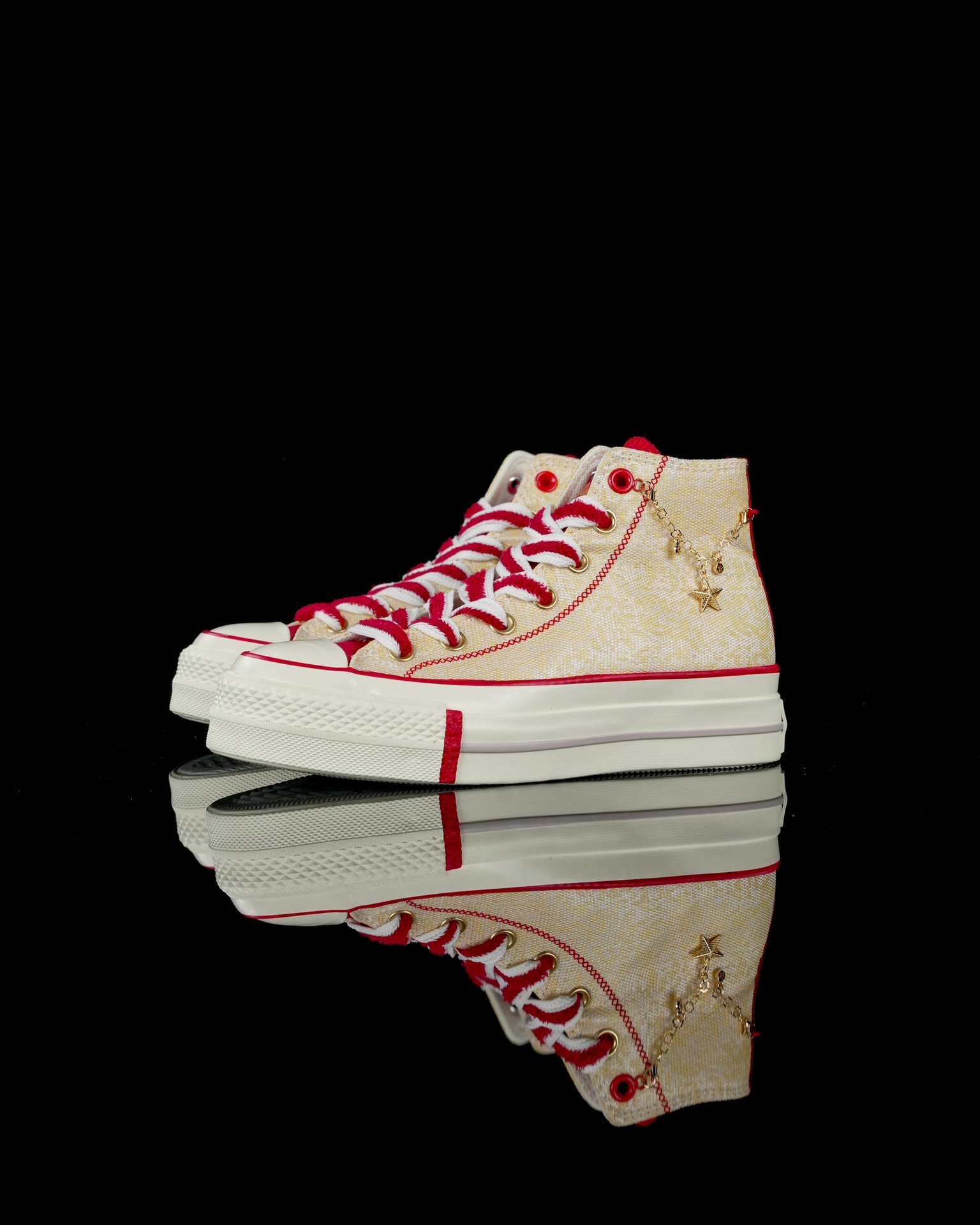 NO:270635,Spot Converse All Star Lift New Year New Weather Limited Thick-soled Snake Year Limited Report on time China Red has a festive atmosphere Every pair is full of details and sincere. Two-color polyester jacquard upper, super textured Heel with a small gold star chain Matte sardine tongue and heel Full of fashion sense Gold metal circle snake lace jewelry Full of highlights Every pair of small details means unlimited luck in the New Year. Item number A13351C Size 35 36 36.5 37 37.5 38 39 39.5 40 41 41.5 42 42.5 43 44,,converse,converse,versace19860909现货 Converse All Star Lift 新年新气象 厚底蛇年限定 匡威CNY蛇年限定按时报到 中国红多有节日氛围呀 每一双都细节满满,诚意十足 双色聚酯提花鞋面,超有质感 鞋跟配有小金星星链条 哑光沙丁布鞋舌和后跟 时尚感爆棚 金色金属绕圈蛇形鞋带珠宝 亮点满满 每一双小细节上都寓意新年好运无限 货号A13351C 尺码35 36 36.5 37 37.5 38 39 39.5 40 41 41.5 42 42.5 43 44,,converse,converse,versace,Men's shoes