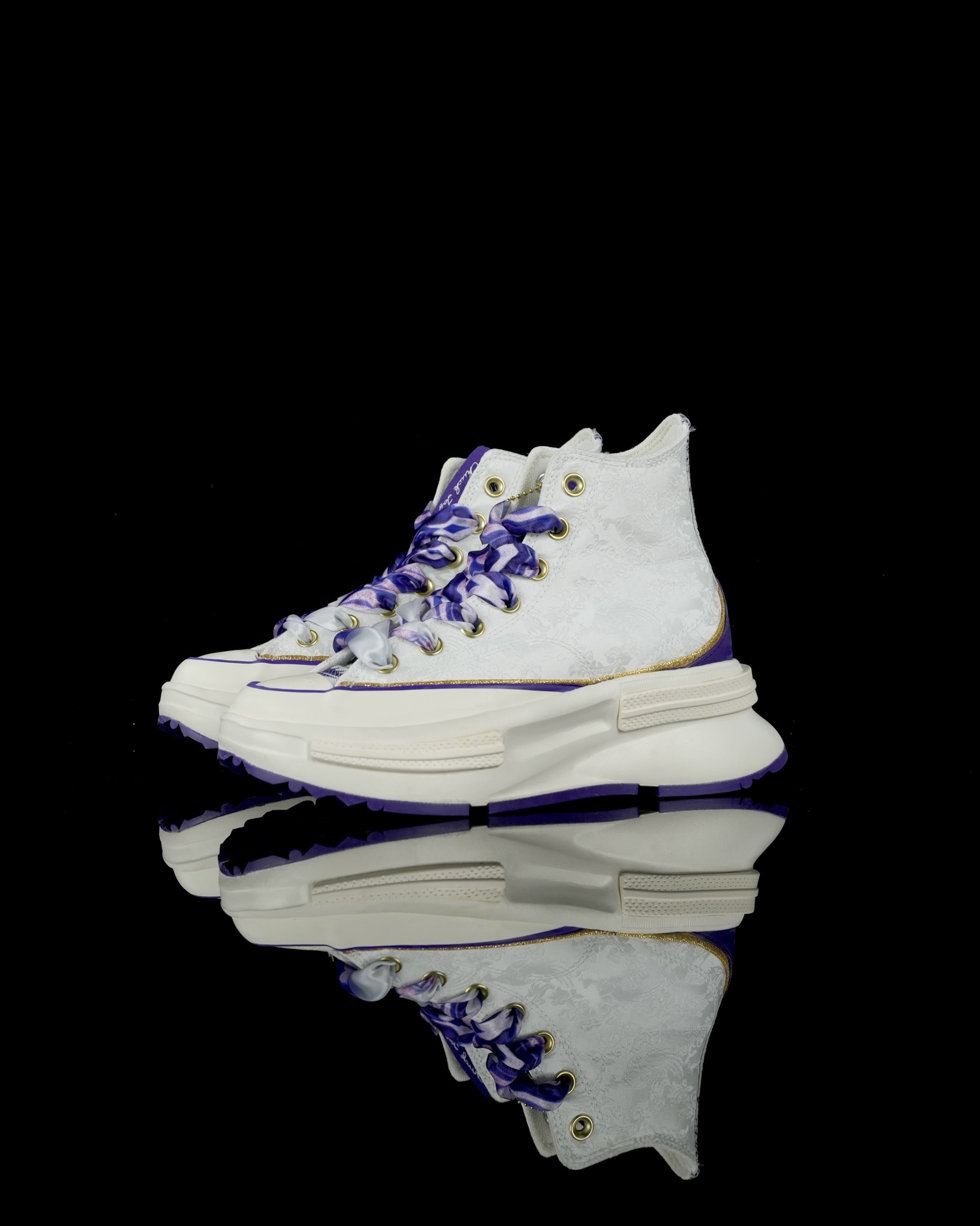 NO:270638,Spot (20 missing accessories) Purple Qi comes from the east, purple is determined to be gold, limited to the year of the snake, thick-soled sandwich high-end Converse Run Star Legacy CX The grand Chinese New Year, you must have some high specifications Purple Qi comes from the east, with extraordinary aura, draws inspiration from Chinese aesthetics Noble and elegant purple, interprets the classical blue and white porcelain texture hair. Paired with the back surface of textile fabric material, create a delicate touch with the world, with the star coin chain elements, meaning that the star fortune is with you, and pours beautiful wishes. Satisfaction to the Chinese New Year. Thick-soled design helps you make a high-profile appearance in the Year of the Snake. Item number A13350C Size 35 36 36.5 37 37.5 38 39 39.5 40 41 41.5 42 42.5 43 44,converse,versace19860909现货（配件丢失扣20） 紫气东来 紫定多金 蛇年限定 厚底夹心高帮 Converse Run Star Legacy CX 隆重中国年,必须来点高规格 紫气东来,目带不凡气场 从中国美学汲取灵感 贵气优雅紫,演绎古典韵味的青花瓷纹理發 搭配纺织织物材质的帮面,打造细腻触感世自带星星硬币链条元素,寓意星运与你相随,倾注美好祈愿 致意农历新年 厚底设计助你蛇年高调出场 货号A13350C 尺码35 36 36.5 37 37.5 38 39 39.5 40 41 41.5 42 42.5 43 44,,converse,versace,Men's shoes