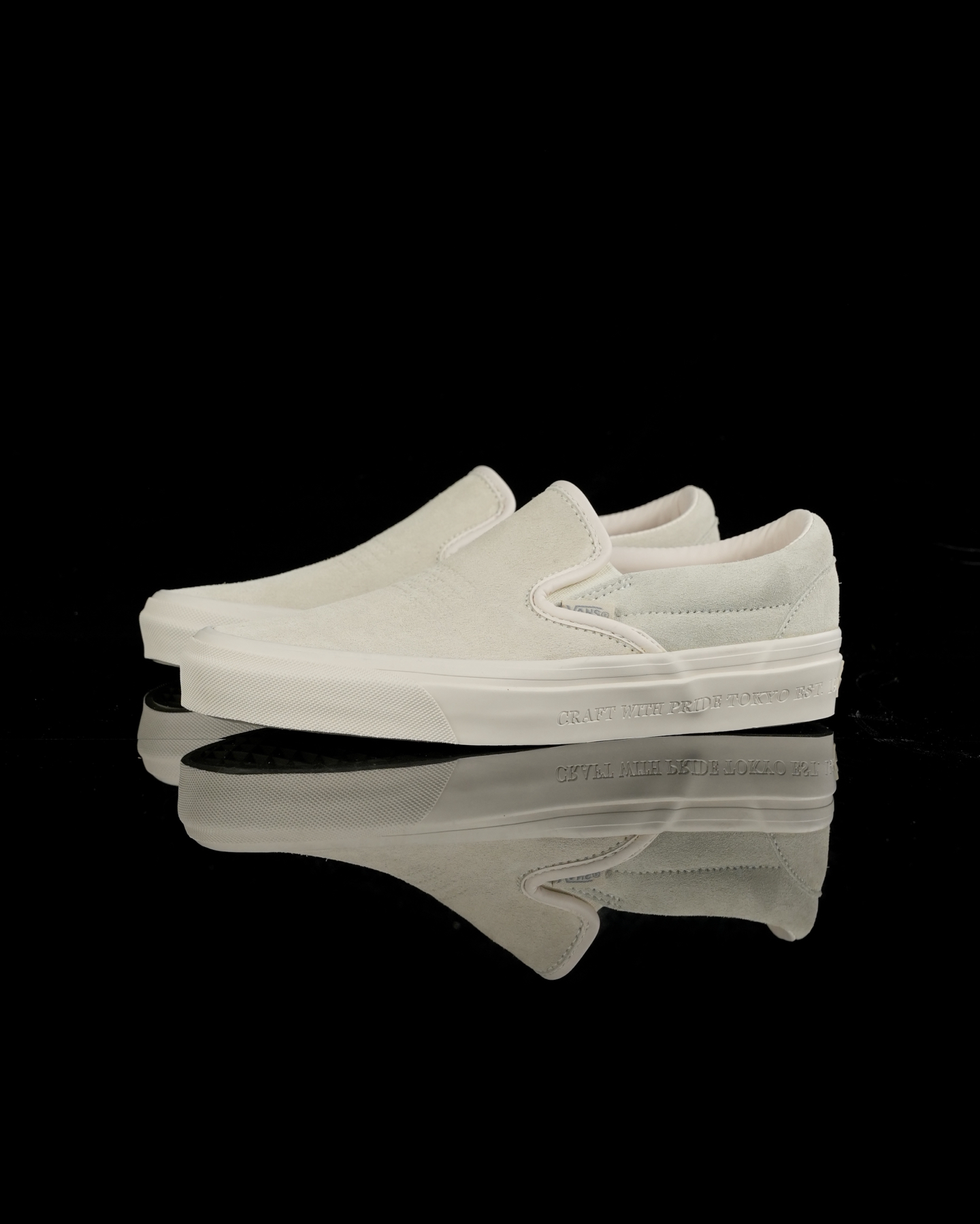 Neighborhood x OTW by Vans 
Classic Slip-On 98 联名一脚蹬 米色
此次Vans与NBHD联名来自OTW支线的第二波产品Slip-On鞋型 设计元素延用之前NBHD联名设计 用料一如既往的顶级 柔软麂皮鞋面搭配字母压印 质感十足 内里全皮内衬配置皮质软鞋垫使脚感舒适
货号：VN000EDG7VJ 米色
尺码：35 36 36.5 37 38 38.5 39 40 40.5 41 42 42.5 43 44