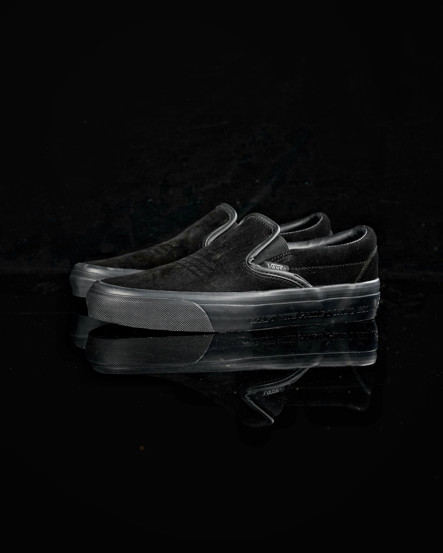 Neighborhood x OTW by Vans 
Classic Slip-On 98 联名一脚蹬 黑色
此次Vans与NBHD联名来自OTW支线的第二波产品Slip-On鞋型 设计元素延用之前NBHD联名设计 用料一如既往的顶级 柔软麂皮鞋面搭配字母压印 质感十足 内里全皮内衬配置皮质软鞋垫使脚感舒适
货号：VN000EDGBLA 黑色
尺码：35 36 36.5 37 38 38.5 39 40 40.5 41 42 42.5 43 44