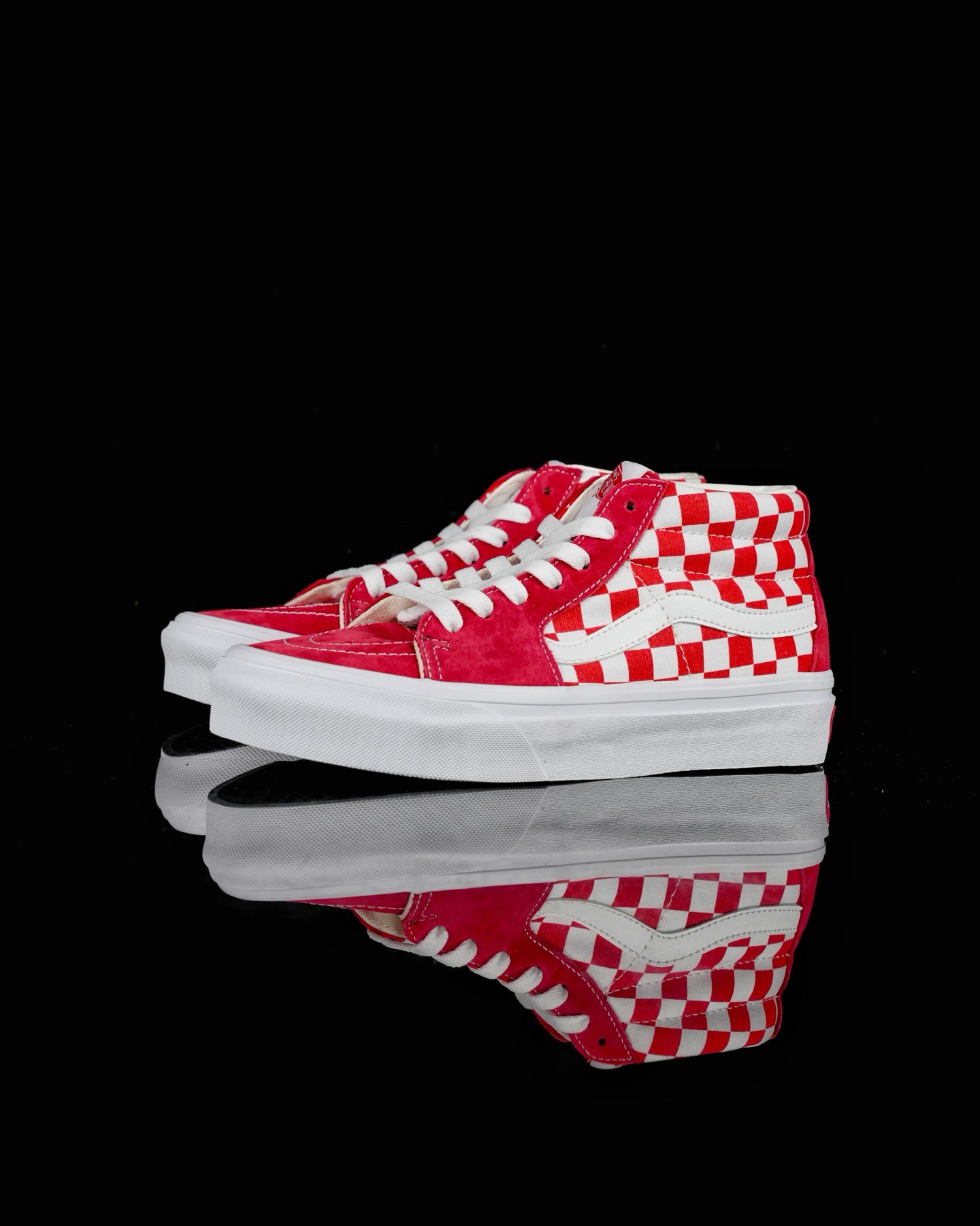 本地💰150 合作私 Vans Sk8-Mid Pro 红棋盘格中帮 继承了VANS VAULT OG以及 VANS 安纳海姆的复古属性 完善鞋身结构并提升脚感 从鞋型和贴合度方面重塑鞋款 尺码：35 36 36.5 37 38 38.5 39 40 40.5 41 42 42.5 43 44