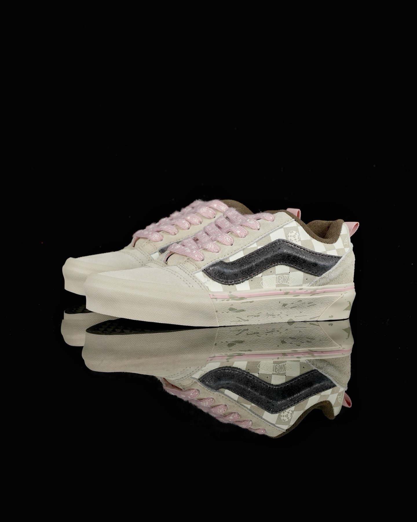 本地💰150 合作私 
Vans Knu Skool SPACE MOLLY x 
泡泡玛特 POP MART 联名款
此次合作以“保持想象，不断探索”为主题，通过 SPACE MOLLY 形象演绎，鞋款以米白与粉色调营造温暖对比，呼应冬季氛围。立体侧边条纹中隐约透出破碎滑板涂鸦细节，棋盘格纹路上饰有联名浮雕胶印标识，细节满满。
货号：VN000EE6H11
尺码：35 36 36.5 37 38 38.5 39 40 40.5 41 42 42.5 43 44