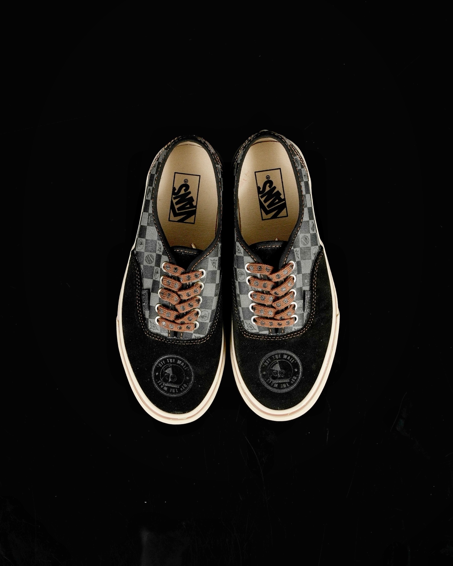 本地💰150 合作私
Vans Authentic SPACE MOLLY x
泡泡玛特 POP MART 联名款
此次合作以“保持想象,不断探索”为主题,通过 SPACE MOLLY 形象演绎,鞋款采用黑色主调,鞋头麂皮部位压印硕大 SPACE MOLLY Logo,该标识亦以联名吊牌形式呈现。大底饰有破碎滑板图案,鞋身后段将经典棋盘格与 MOLLY 形象结合,打造充满童趣的印花设计。
货号:VN000EGAQ3Y
尺码:35 36 36.5 37 38 38.5 39 40 40.5 41 42 42.5 43 44