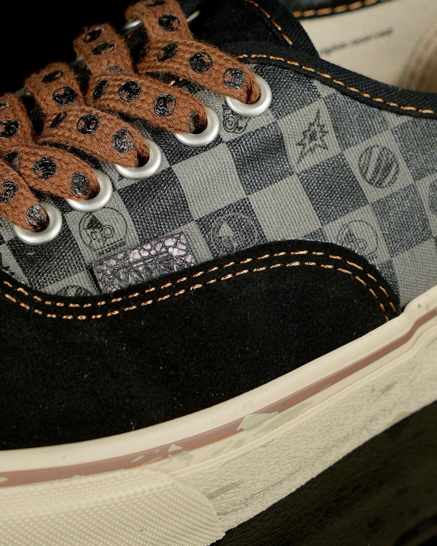 本地💰150 合作私
Vans Authentic SPACE MOLLY x
泡泡玛特 POP MART 联名款
此次合作以“保持想象,不断探索”为主题,通过 SPACE MOLLY 形象演绎,鞋款采用黑色主调,鞋头麂皮部位压印硕大 SPACE MOLLY Logo,该标识亦以联名吊牌形式呈现。大底饰有破碎滑板图案,鞋身后段将经典棋盘格与 MOLLY 形象结合,打造充满童趣的印花设计。
货号:VN000EGAQ3Y
尺码:35 36 36.5 37 38 38.5 39 40 40.5 41 42 42.5 43 44