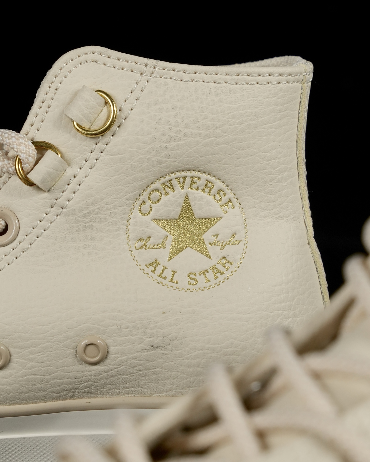 本地💰140 合作私
Converse All Star LIFT 厚底皮面鞋
鞋款色调营造温馨柔和氛围,百搭属性适配多样风格。双鞋带设计极具创意,经典棉布鞋带简约质朴,延续品牌传统;圆形花纹鞋带个性独特,为鞋履增添活泼与精致。鞋带可经后侧布扣,穿过布圈再绕回前方绑系,丰富系法,满足多元审美与搭配需求。厚底不仅提升视觉高度,更带来舒适缓震体验。无论是日常通勤还是休闲出街,该鞋款都能让你在舒适中尽显时尚品味
货号:A14517C 奶白色
尺码:35 36 36.5 37 37.5 38 39 39.5 40 41 41.5 42 42.5 43 44