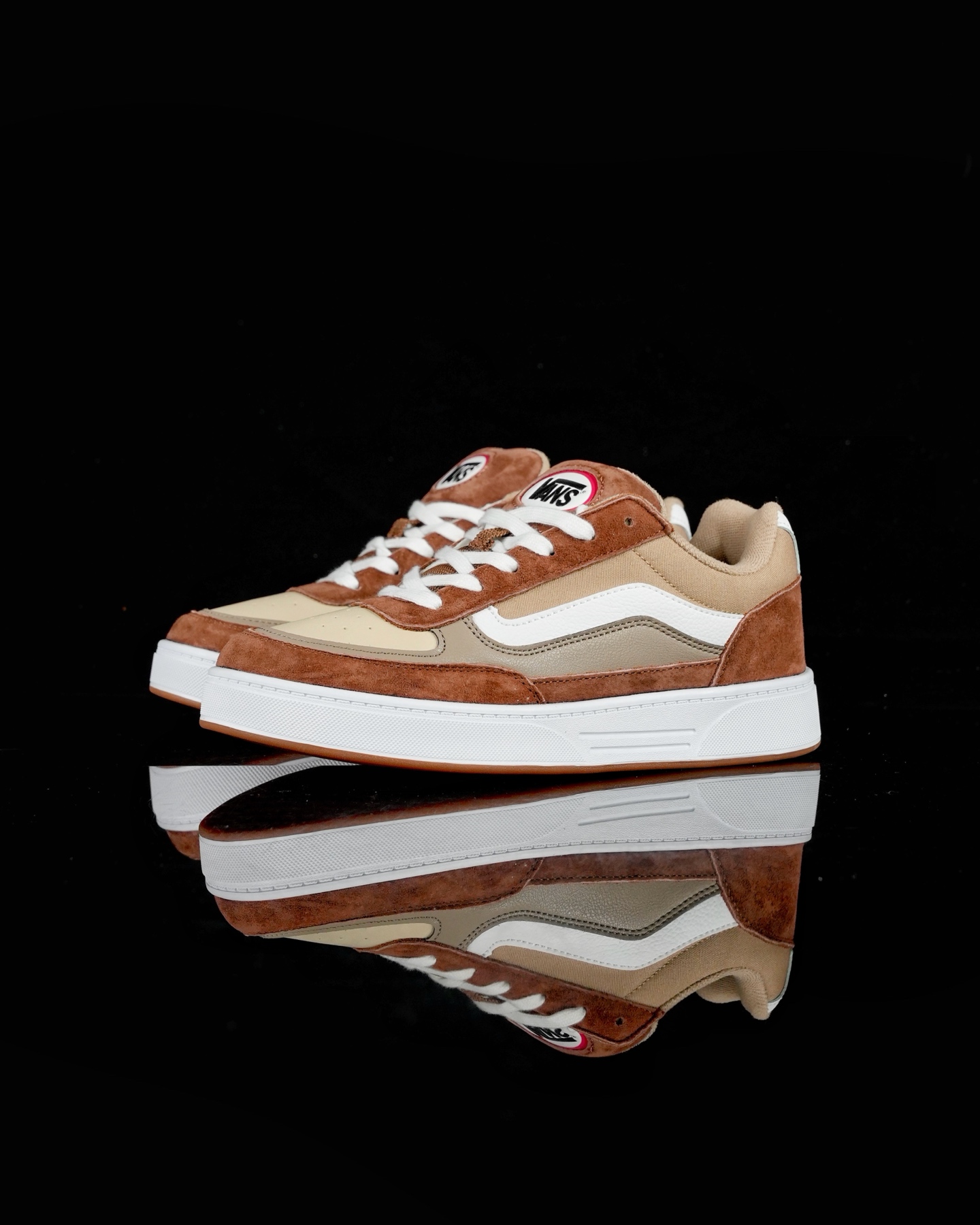 本地💰150 合作私
Vans Skate Estazzo
经典复古厚鞋舌面包鞋
此次全新鞋型从千禧年滑板鞋中汲取灵感,采用 麂皮与皮革拼接鞋面,搭配宽厚鞋舌与挺括鞋身,既延续了经典面包鞋的复古轮廓,又通过立体剪裁满足业余滑手与职业运动员的双重需求。
尺码:36 36.5 37 38 38.5 39 40 40.5 41 42 42.5 43 44 45