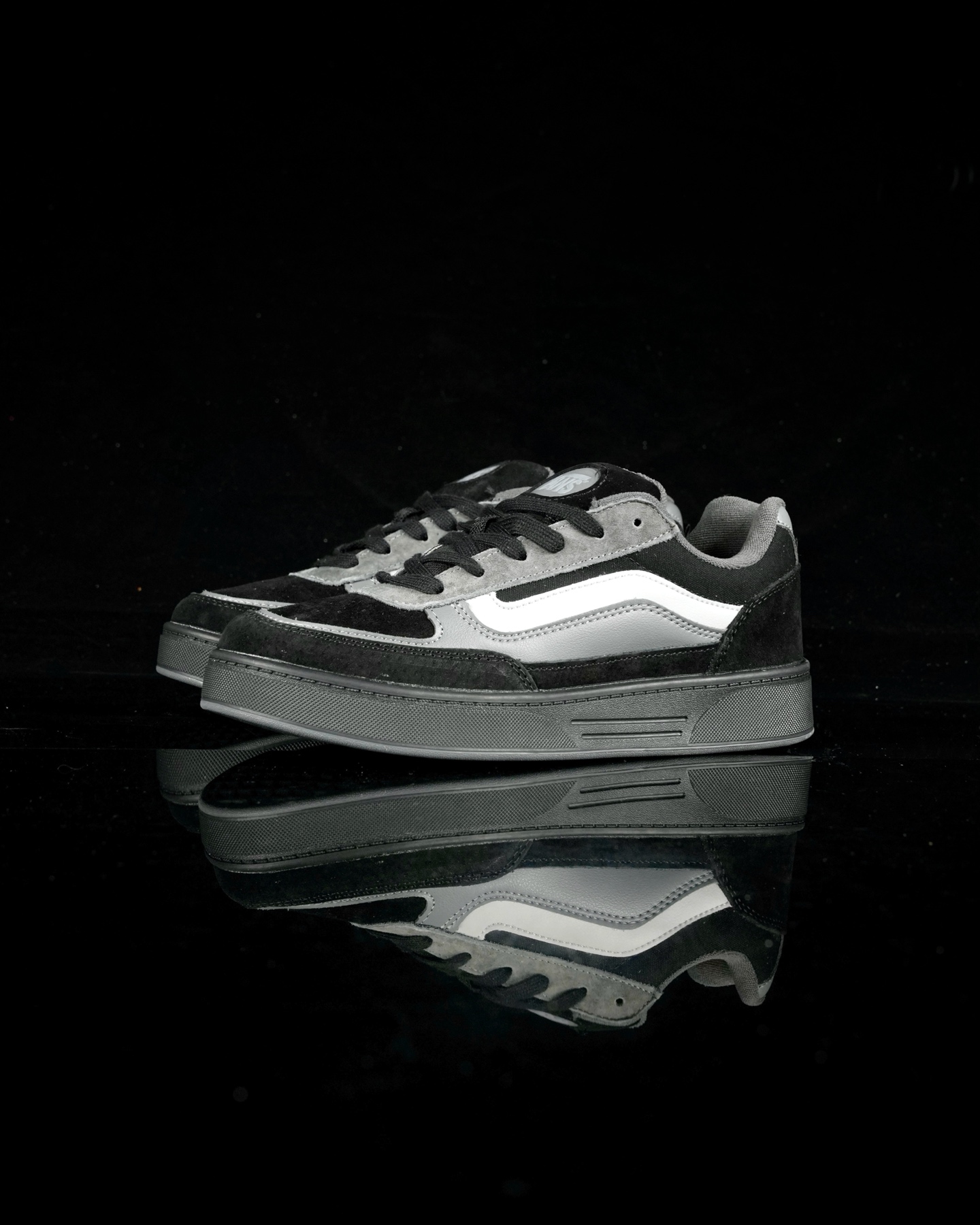 本地💰150 合作私
Vans Skate Estazzo
经典复古厚鞋舌面包鞋
此次全新鞋型从千禧年滑板鞋中汲取灵感,采用 麂皮与皮革拼接鞋面,搭配宽厚鞋舌与挺括鞋身,既延续了经典面包鞋的复古轮廓,又通过立体剪裁满足业余滑手与职业运动员的双重需求。
货号:VN000D45BA2 黑色
尺码:36 36.5 37 38 38.5 39 40 40.5 41 42 42.5 43 44 45