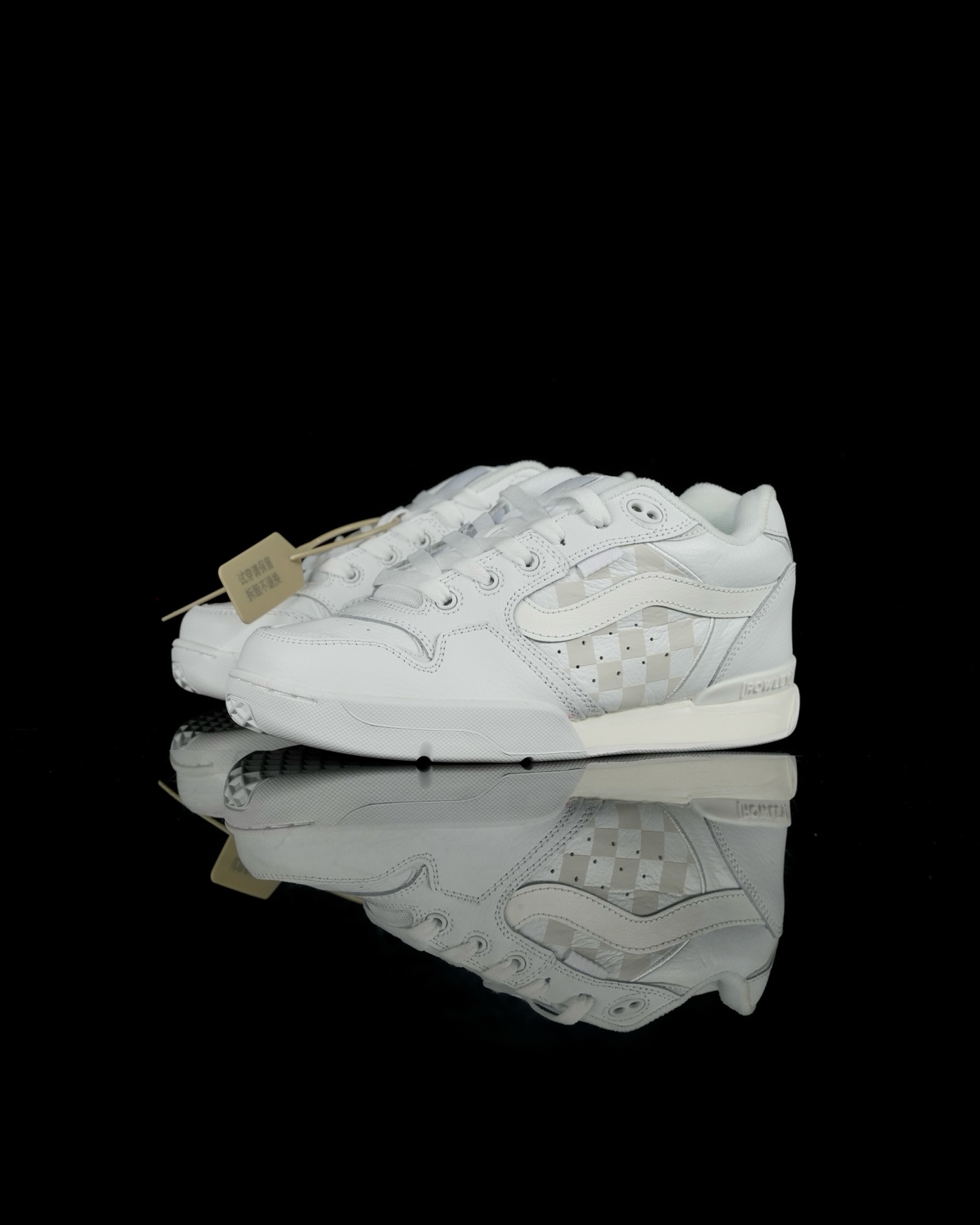 本地💰140 合作私
Vans Rowley XLT 系列
范斯官方 减震耐磨复古滑板鞋
Vans 不断坚持延续滑板文化。本次系列以 Rowley XLT 为设计载体,深挖复古元素,推出 Vans Rowley XLT 系列,向滑板文化的致敬。鞋款在设计上,融合了品牌的标志性风格和滑板属性,在为滑板爱好者提供了更加舒适、稳定的滑行体验的同时,也呈现出独特的风格。
尺码:35 36 36.5 37 38 38.5 39 40 40.5 41 42 42.5 43 44 正常码