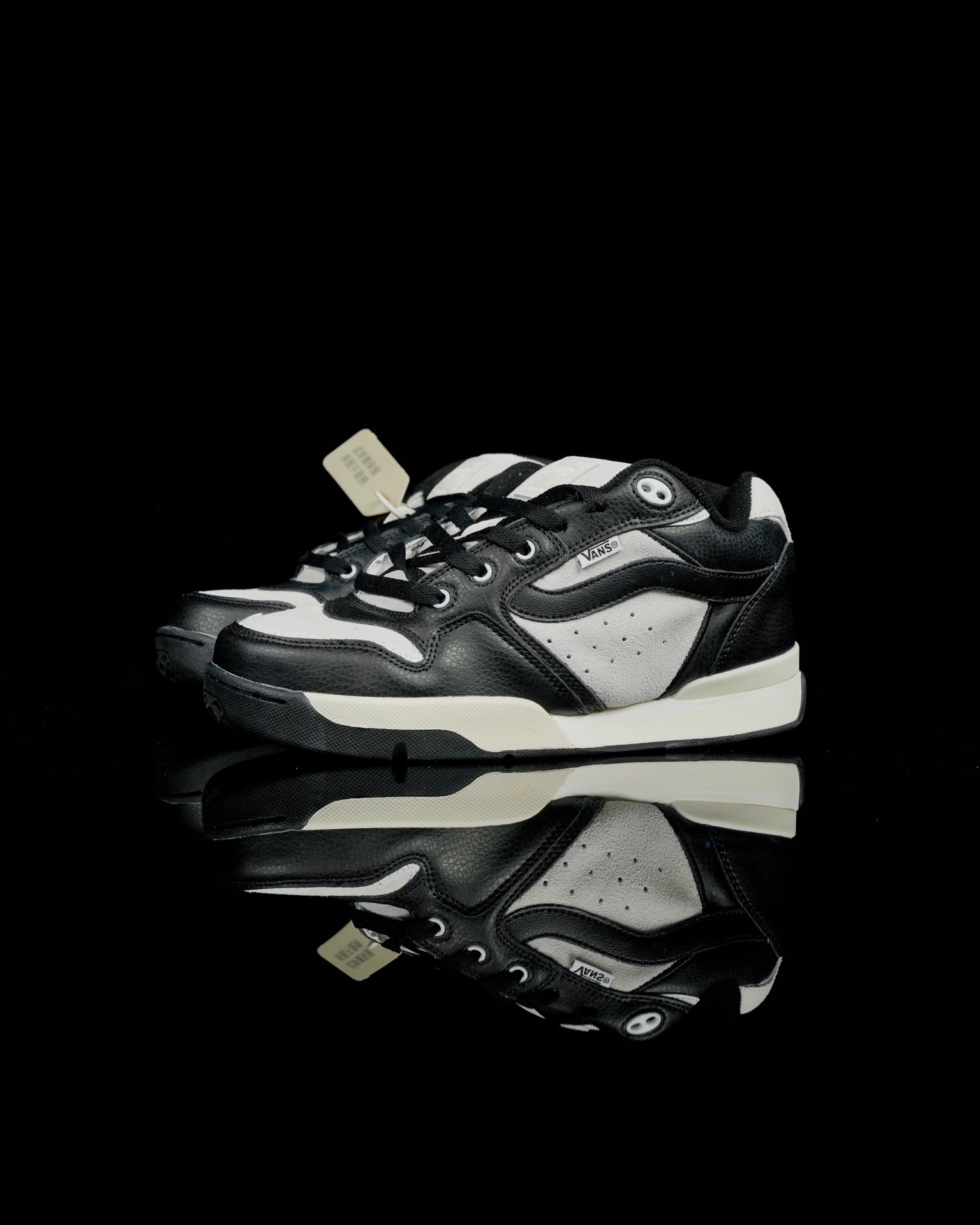 本地💰140 合作私
Vans Rowley XLT 系列
范斯官方 减震耐磨复古滑板鞋
Vans 不断坚持延续滑板文化。本次系列以 Rowley XLT 为设计载体,深挖复古元素,推出 Vans Rowley XLT 系列,向滑板文化的致敬。鞋款在设计上,融合了品牌的标志性风格和滑板属性,在为滑板爱好者提供了更加舒适、稳定的滑行体验的同时,也呈现出独特的风格。
尺码:35 36 36.5 37 38 38.5 39 40 40.5 41 42 42.5 43 44 正常码