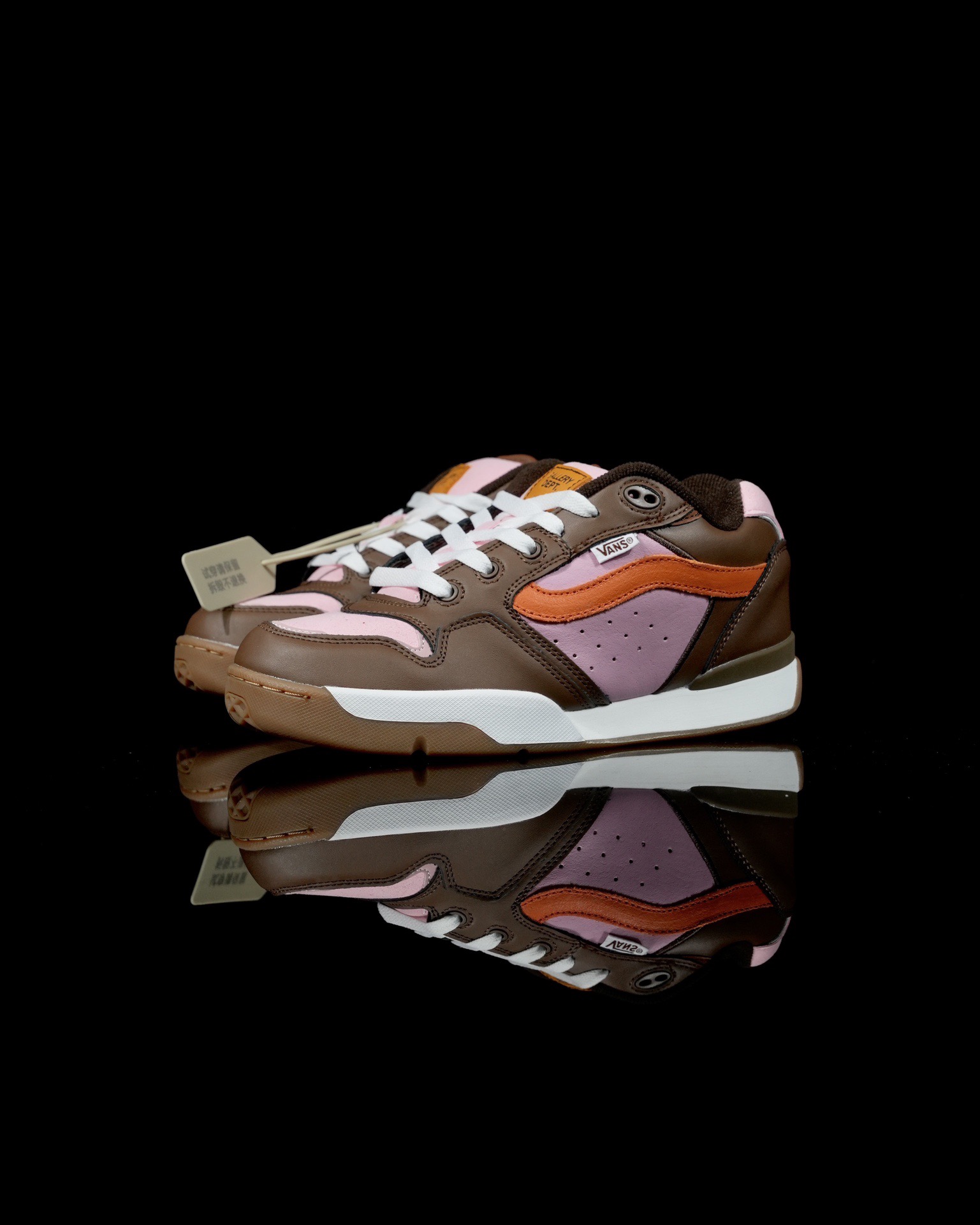 本地💰140 合作私  
Vans Rowley XLT 系列
范斯官方 减震耐磨复古滑板鞋
Vans 不断坚持延续滑板文化。本次系列以 Rowley XLT 为设计载体，深挖复古元素，推出 Vans Rowley XLT 系列，向滑板文化的致敬。鞋款在设计上，融合了品牌的标志性风格和滑板属性，在为滑板爱好者提供了更加舒适、稳定的滑行体验的同时，也呈现出独特的风格。
尺码：35 36 36.5 37 38 38.5 39 40 40.5 41 42 42.5 43 44 正常码