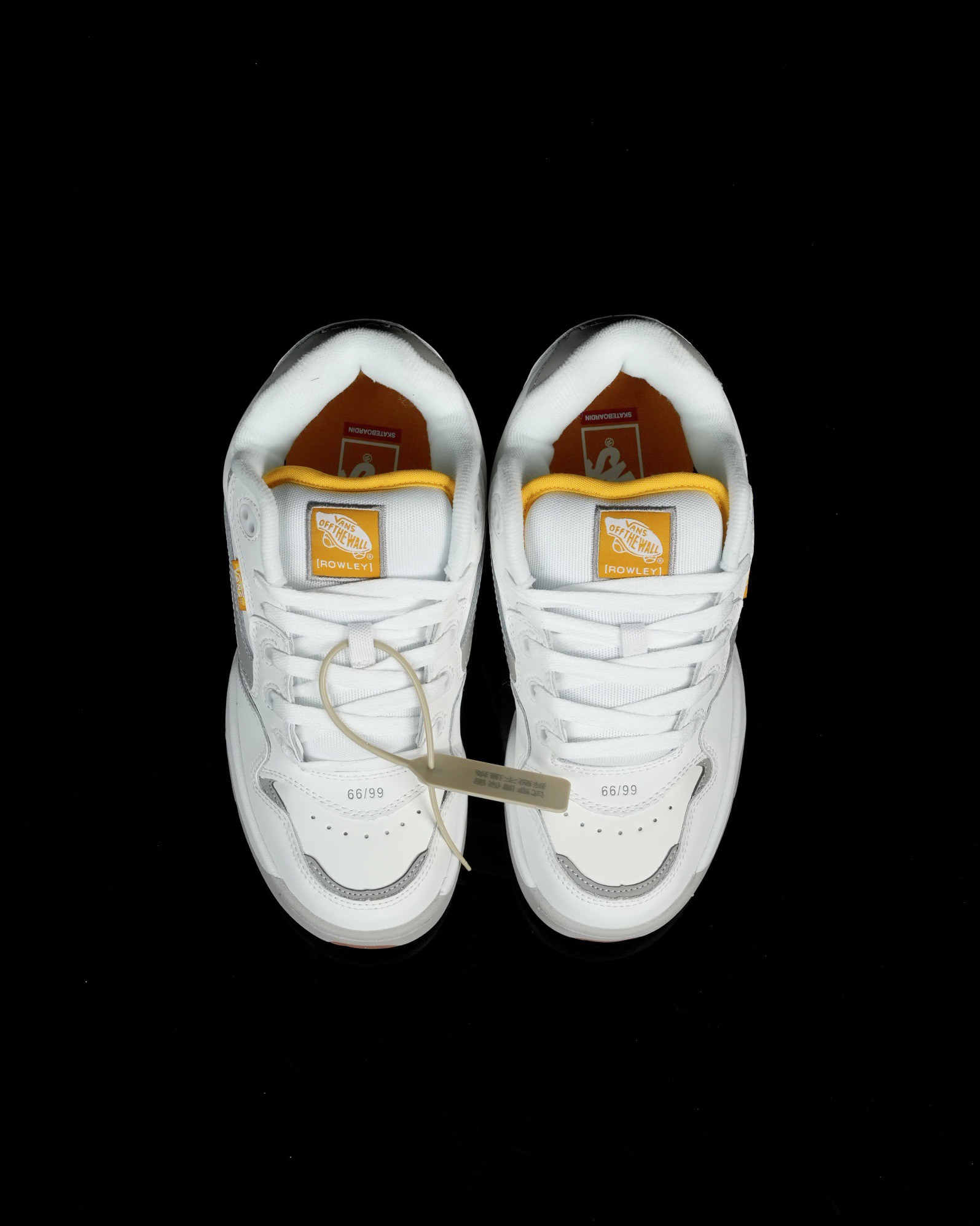 本地💰140 合作私
Vans Rowley XLT 系列
范斯官方 减震耐磨复古滑板鞋
Vans 不断坚持延续滑板文化。本次系列以 Rowley XLT 为设计载体,深挖复古元素,推出 Vans Rowley XLT 系列,向滑板文化的致敬。鞋款在设计上,融合了品牌的标志性风格和滑板属性,在为滑板爱好者提供了更加舒适、稳定的滑行体验的同时,也呈现出独特的风格。
尺码:35 36 36.5 37 38 38.5 39 40 40.5 41 42 42.5 43 44 正常码