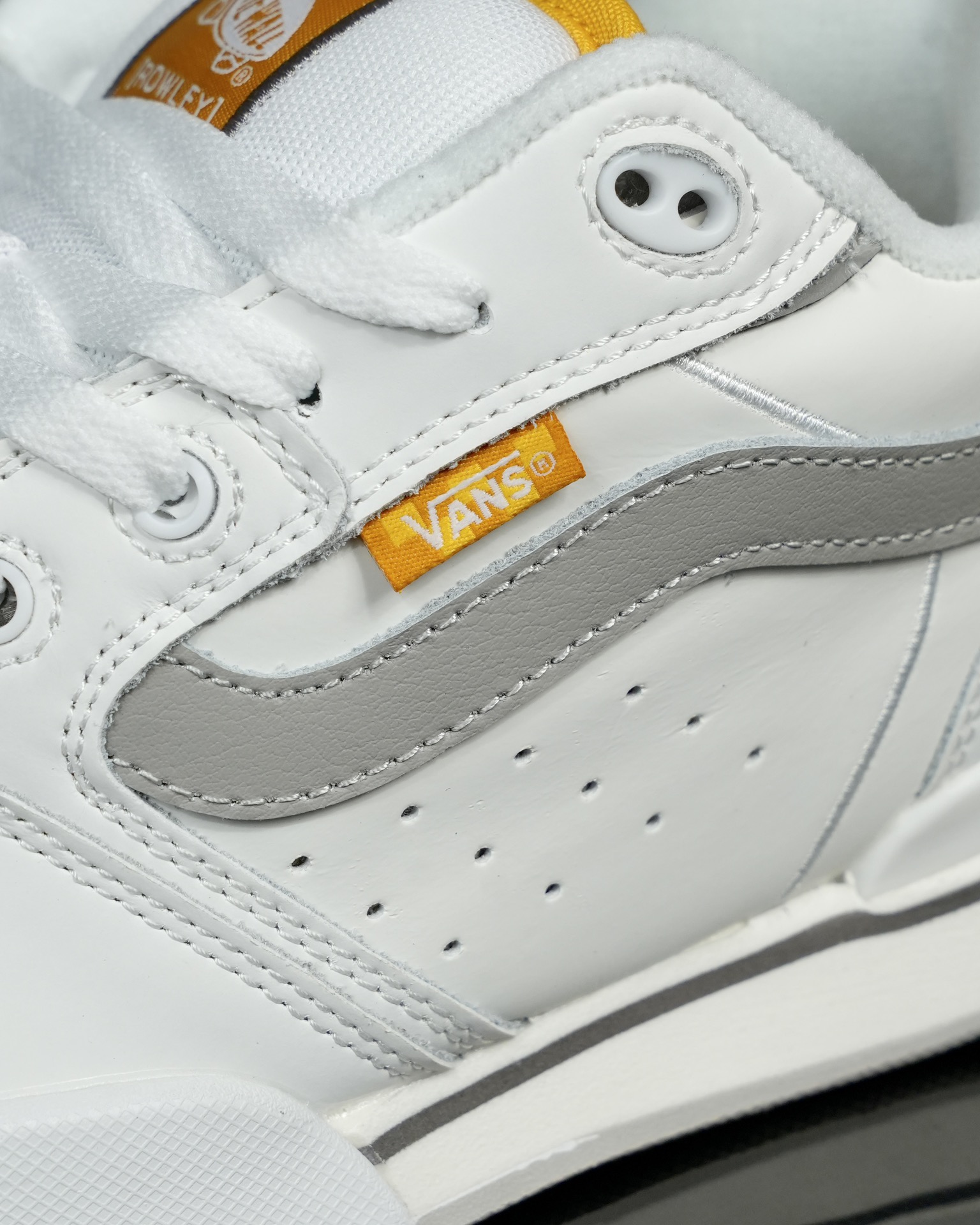 本地💰140 合作私
Vans Rowley XLT 系列
范斯官方 减震耐磨复古滑板鞋
Vans 不断坚持延续滑板文化。本次系列以 Rowley XLT 为设计载体,深挖复古元素,推出 Vans Rowley XLT 系列,向滑板文化的致敬。鞋款在设计上,融合了品牌的标志性风格和滑板属性,在为滑板爱好者提供了更加舒适、稳定的滑行体验的同时,也呈现出独特的风格。
尺码:35 36 36.5 37 38 38.5 39 40 40.5 41 42 42.5 43 44 正常码