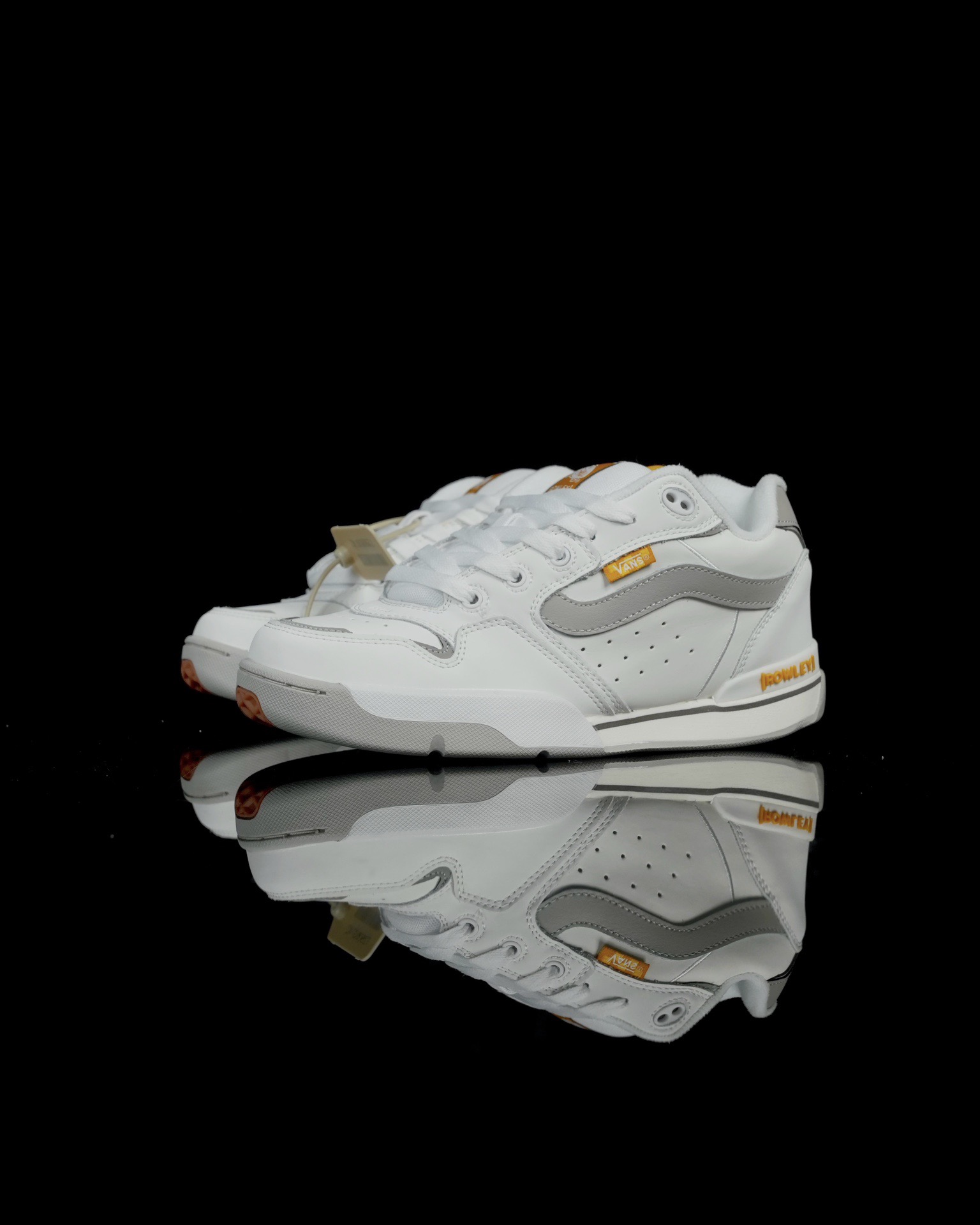 本地💰140 合作私  
Vans Rowley XLT 系列
范斯官方 减震耐磨复古滑板鞋
Vans 不断坚持延续滑板文化。本次系列以 Rowley XLT 为设计载体，深挖复古元素，推出 Vans Rowley XLT 系列，向滑板文化的致敬。鞋款在设计上，融合了品牌的标志性风格和滑板属性，在为滑板爱好者提供了更加舒适、稳定的滑行体验的同时，也呈现出独特的风格。
尺码：35 36 36.5 37 38 38.5 39 40 40.5 41 42 42.5 43 44 正常码