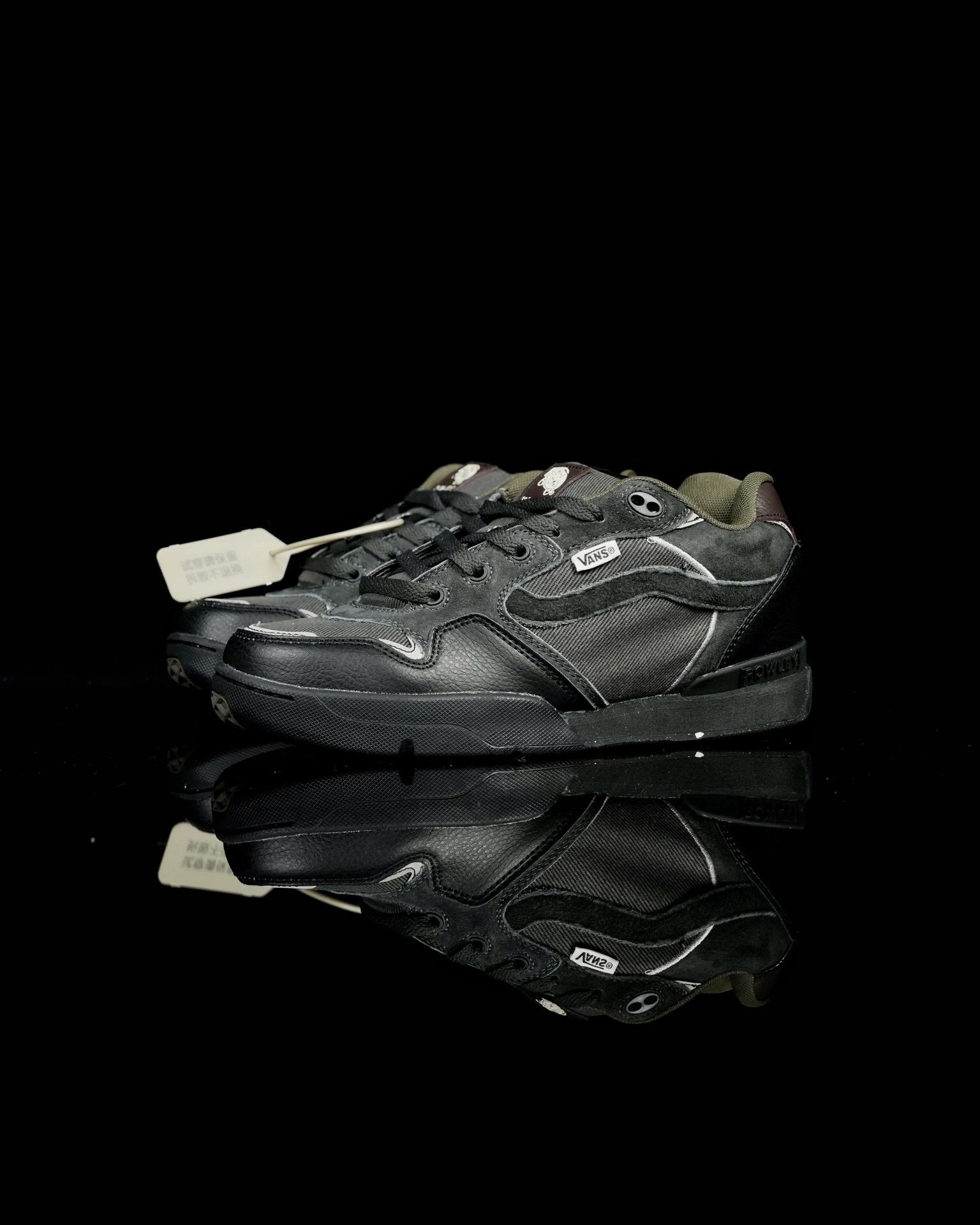 本地💰140 合作私  
Vans Rowley XLT 系列
范斯官方 减震耐磨复古滑板鞋
Vans 不断坚持延续滑板文化。本次系列以 Rowley XLT 为设计载体，深挖复古元素，推出 Vans Rowley XLT 系列，向滑板文化的致敬。鞋款在设计上，融合了品牌的标志性风格和滑板属性，在为滑板爱好者提供了更加舒适、稳定的滑行体验的同时，也呈现出独特的风格。
尺码：35 36 36.5 37 38 38.5 39 40 40.5 41 42 42.5 43 44 正常码