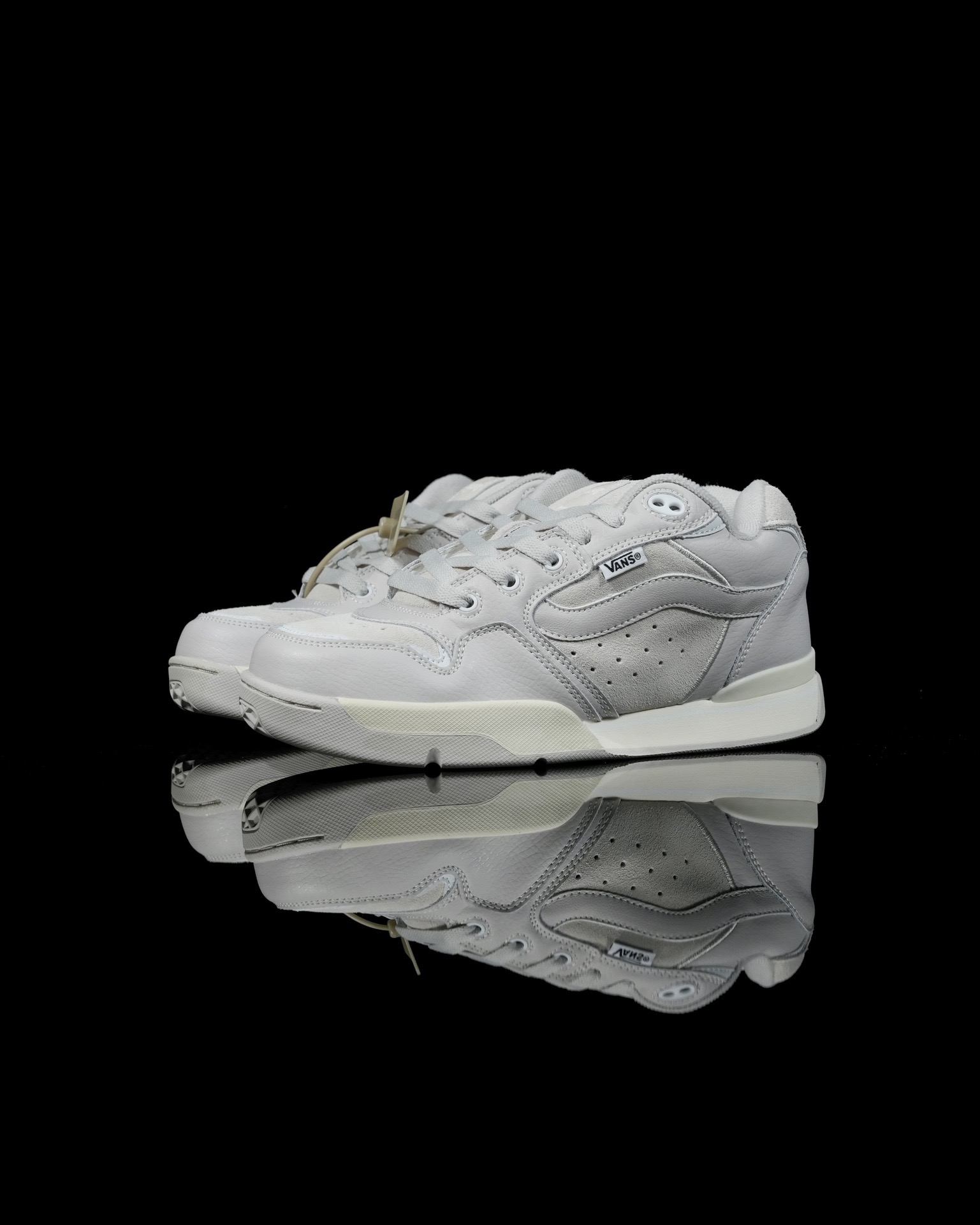 本地💰140 合作私  
Vans Rowley XLT 系列
范斯官方 减震耐磨复古滑板鞋
Vans 不断坚持延续滑板文化。本次系列以 Rowley XLT 为设计载体，深挖复古元素，推出 Vans Rowley XLT 系列，向滑板文化的致敬。鞋款在设计上，融合了品牌的标志性风格和滑板属性，在为滑板爱好者提供了更加舒适、稳定的滑行体验的同时，也呈现出独特的风格。
尺码：35 36 36.5 37 38 38.5 39 40 40.5 41 42 42.5 43 44 正常码