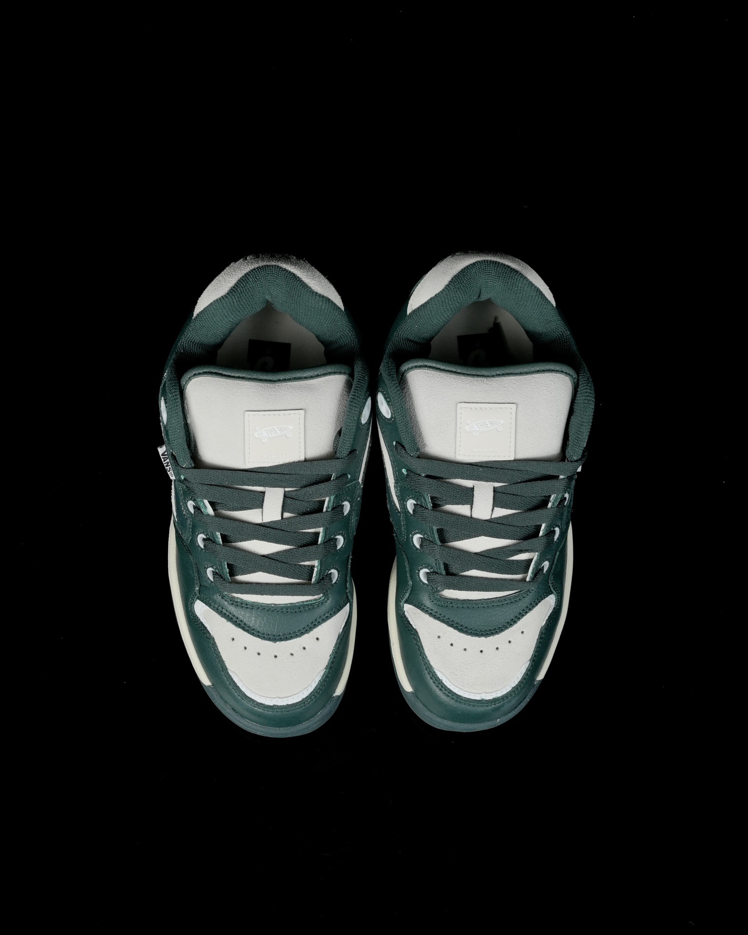 本地💰140 合作私
Vans Rowley XLT 系列
范斯官方 减震耐磨复古滑板鞋
Vans 不断坚持延续滑板文化。本次系列以 Rowley XLT 为设计载体,深挖复古元素,推出 Vans Rowley XLT 系列,向滑板文化的致敬。鞋款在设计上,融合了品牌的标志性风格和滑板属性,在为滑板爱好者提供了更加舒适、稳定的滑行体验的同时,也呈现出独特的风格。
尺码:35 36 36.5 37 38 38.5 39 40 40.5 41 42 42.5 43 44 正常码