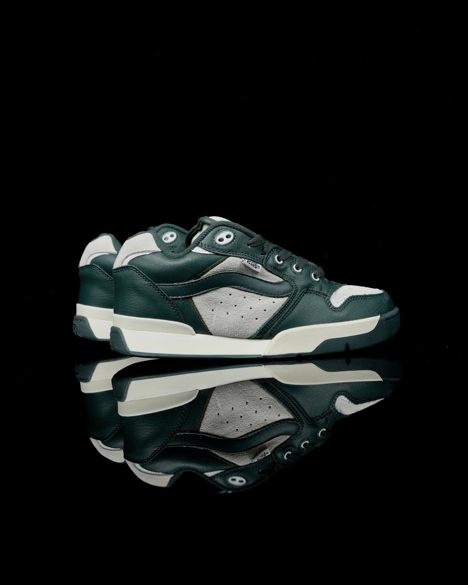 本地💰140 合作私
Vans Rowley XLT 系列
范斯官方 减震耐磨复古滑板鞋
Vans 不断坚持延续滑板文化。本次系列以 Rowley XLT 为设计载体,深挖复古元素,推出 Vans Rowley XLT 系列,向滑板文化的致敬。鞋款在设计上,融合了品牌的标志性风格和滑板属性,在为滑板爱好者提供了更加舒适、稳定的滑行体验的同时,也呈现出独特的风格。
尺码:35 36 36.5 37 38 38.5 39 40 40.5 41 42 42.5 43 44 正常码