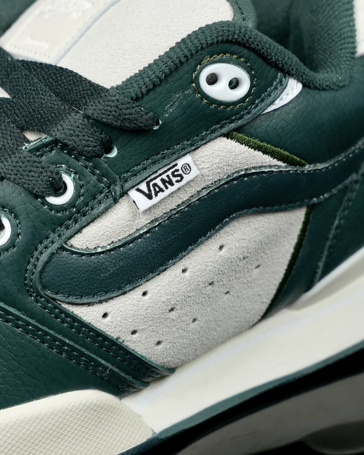 本地💰140 合作私
Vans Rowley XLT 系列
范斯官方 减震耐磨复古滑板鞋
Vans 不断坚持延续滑板文化。本次系列以 Rowley XLT 为设计载体,深挖复古元素,推出 Vans Rowley XLT 系列,向滑板文化的致敬。鞋款在设计上,融合了品牌的标志性风格和滑板属性,在为滑板爱好者提供了更加舒适、稳定的滑行体验的同时,也呈现出独特的风格。
尺码:35 36 36.5 37 38 38.5 39 40 40.5 41 42 42.5 43 44 正常码