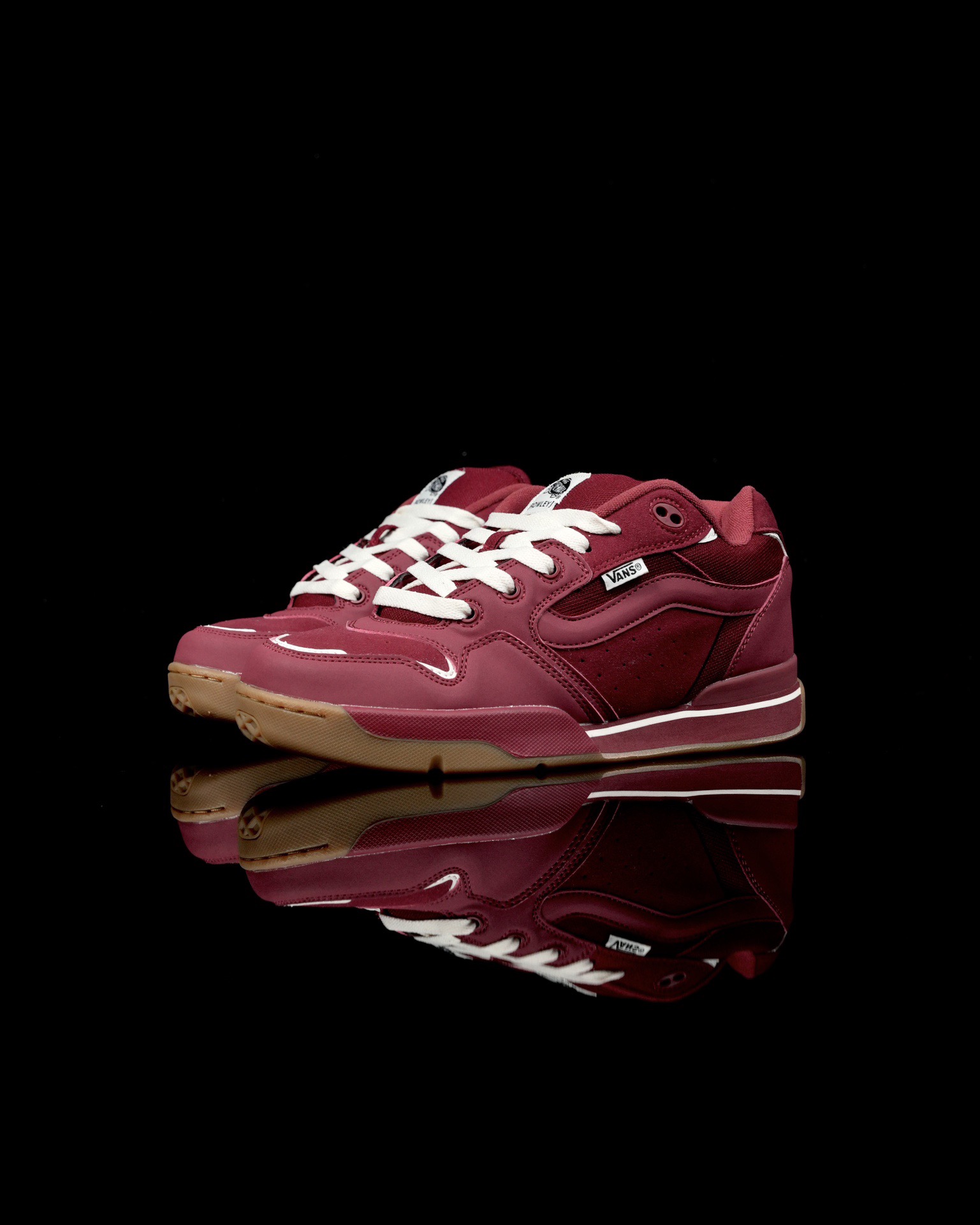 本地💰140 合作私
Vans Rowley XLT 系列
范斯官方 减震耐磨复古滑板鞋
Vans 不断坚持延续滑板文化。本次系列以 Rowley XLT 为设计载体,深挖复古元素,推出 Vans Rowley XLT 系列,向滑板文化的致敬。鞋款在设计上,融合了品牌的标志性风格和滑板属性,在为滑板爱好者提供了更加舒适、稳定的滑行体验的同时,也呈现出独特的风格。
尺码:35 36 36.5 37 38 38.5 39 40 40.5 41 42 42.5 43 44 正常码