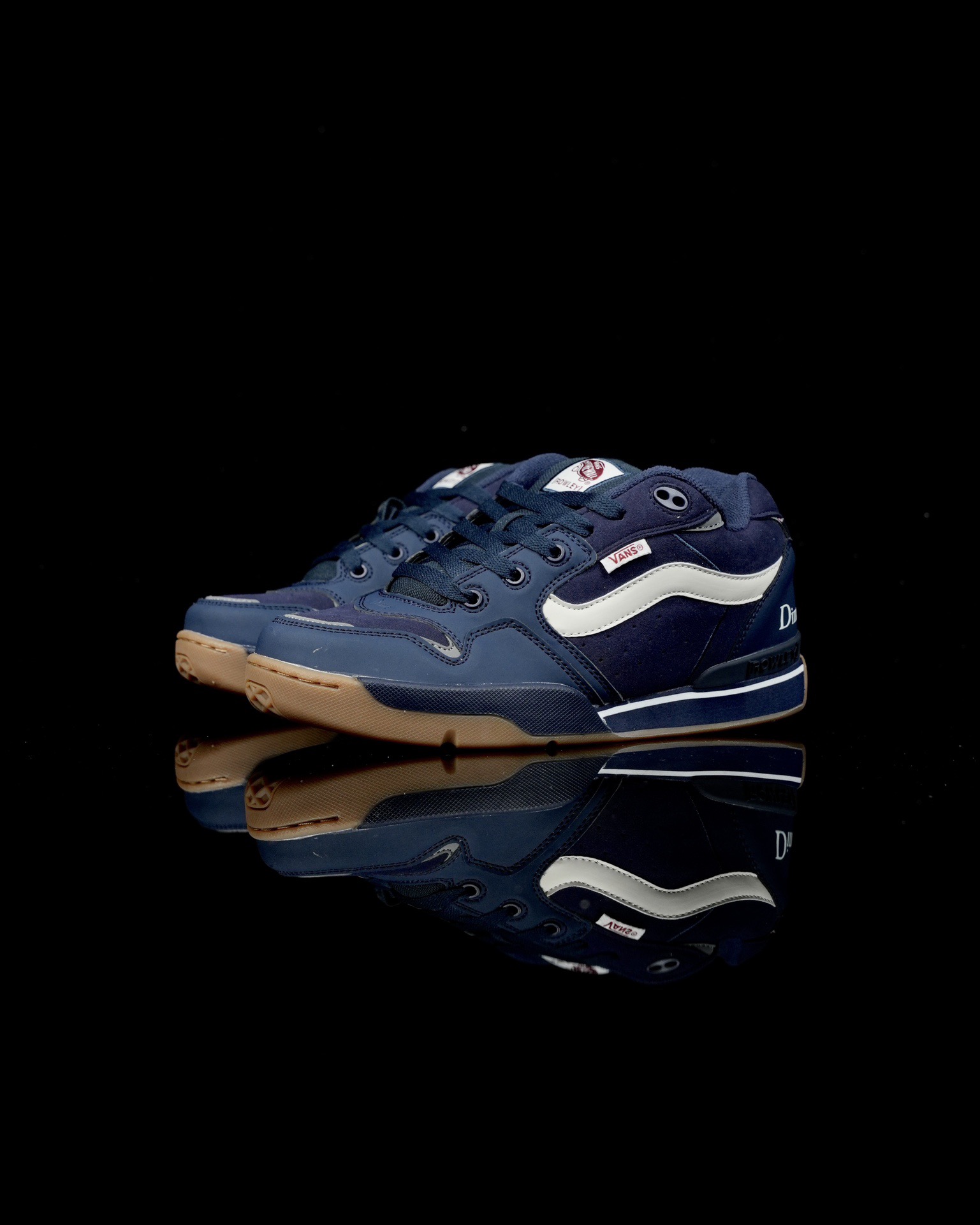 本地💰140 合作私  
Vans Rowley XLT 系列
范斯官方 减震耐磨复古滑板鞋
Vans 不断坚持延续滑板文化。本次系列以 Rowley XLT 为设计载体，深挖复古元素，推出 Vans Rowley XLT 系列，向滑板文化的致敬。鞋款在设计上，融合了品牌的标志性风格和滑板属性，在为滑板爱好者提供了更加舒适、稳定的滑行体验的同时，也呈现出独特的风格。
尺码：35 36 36.5 37 38 38.5 39 40 40.5 41 42 42.5 43 44 正常码