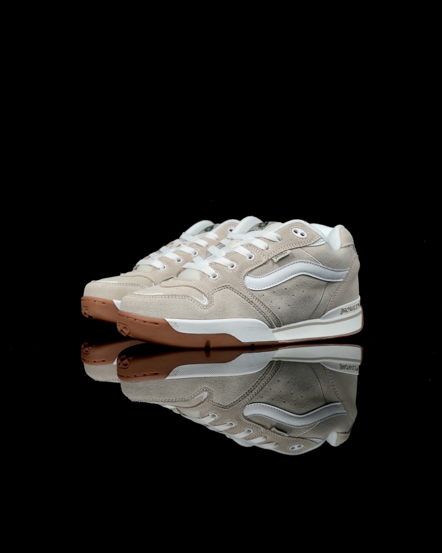 本地💰140 合作私
Vans Rowley XLT 系列
范斯官方 减震耐磨复古滑板鞋
Vans 不断坚持延续滑板文化。本次系列以 Rowley XLT 为设计载体,深挖复古元素,推出 Vans Rowley XLT 系列,向滑板文化的致敬。鞋款在设计上,融合了品牌的标志性风格和滑板属性,在为滑板爱好者提供了更加舒适、稳定的滑行体验的同时,也呈现出独特的风格。
尺码:35 36 36.5 37 38 38.5 39 40 40.5 41 42 42.5 43 44 正常码