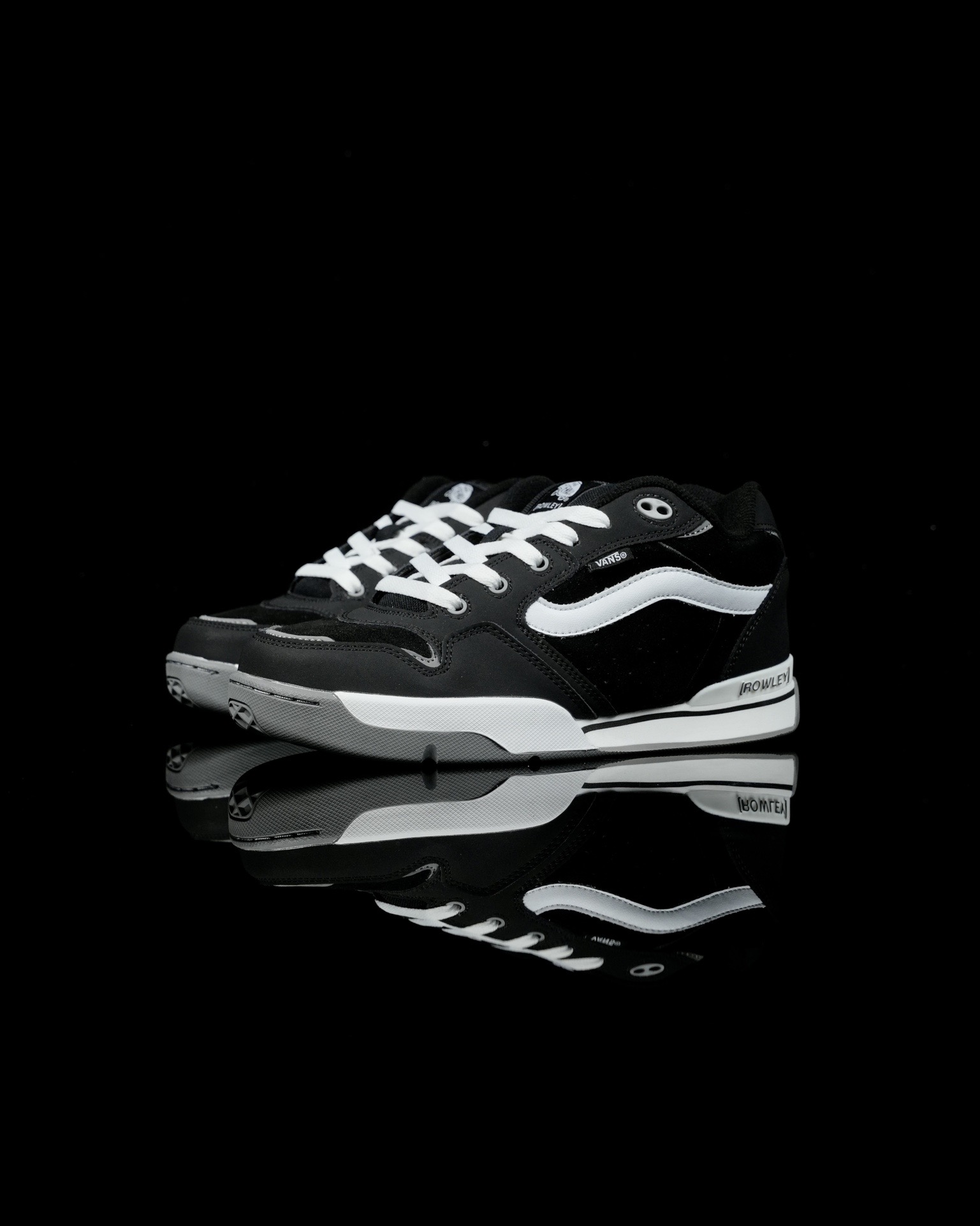 本地💰140 合作私  
Vans Rowley XLT 系列
范斯官方 减震耐磨复古滑板鞋
Vans 不断坚持延续滑板文化。本次系列以 Rowley XLT 为设计载体，深挖复古元素，推出 Vans Rowley XLT 系列，向滑板文化的致敬。鞋款在设计上，融合了品牌的标志性风格和滑板属性，在为滑板爱好者提供了更加舒适、稳定的滑行体验的同时，也呈现出独特的风格。
尺码：35 36 36.5 37 38 38.5 39 40 40.5 41 42 42.5 43 44 正常码