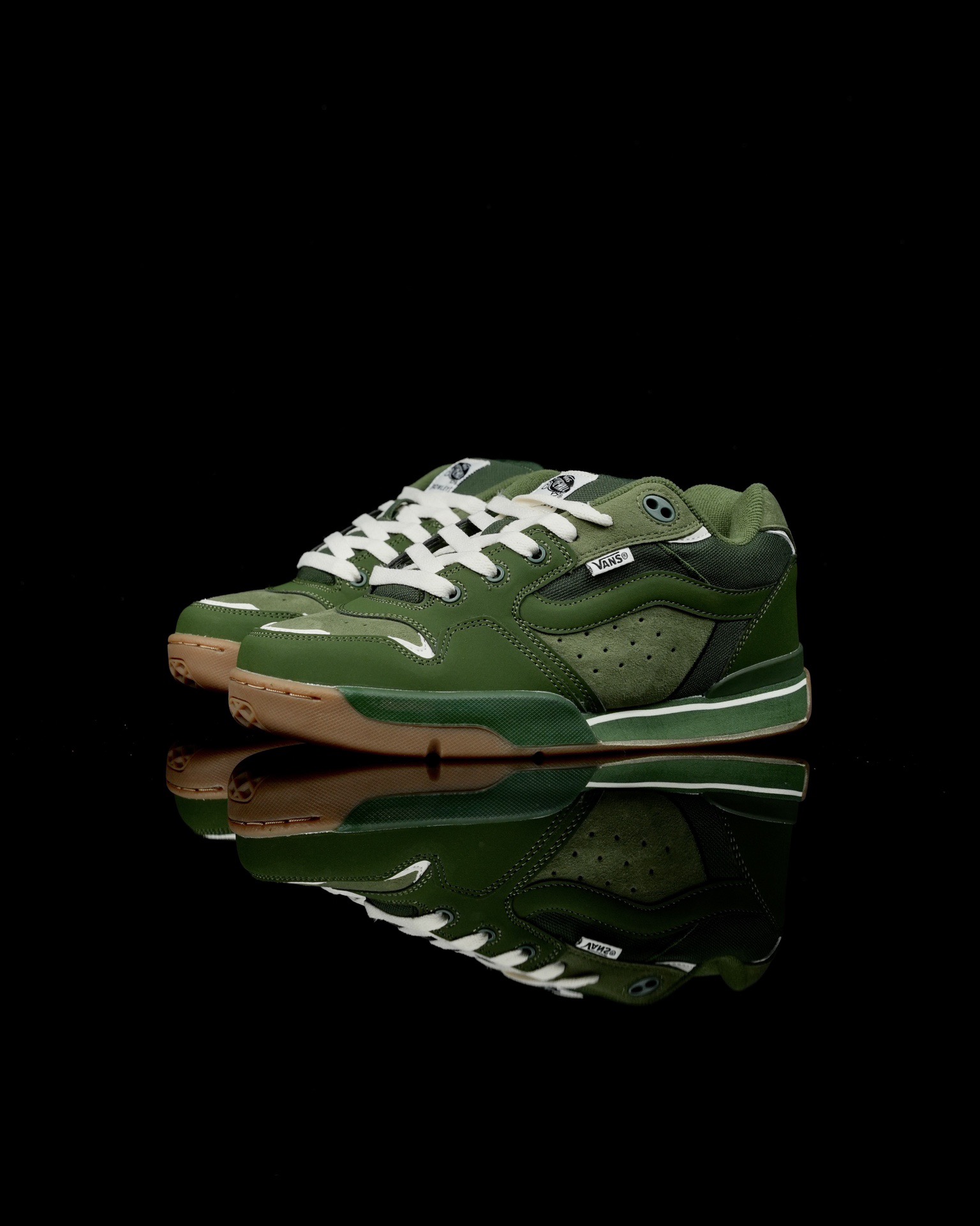 本地💰140 合作私  
Vans Rowley XLT 系列
范斯官方 减震耐磨复古滑板鞋
Vans 不断坚持延续滑板文化。本次系列以 Rowley XLT 为设计载体，深挖复古元素，推出 Vans Rowley XLT 系列，向滑板文化的致敬。鞋款在设计上，融合了品牌的标志性风格和滑板属性，在为滑板爱好者提供了更加舒适、稳定的滑行体验的同时，也呈现出独特的风格。
尺码：35 36 36.5 37 38 38.5 39 40 40.5 41 42 42.5 43 44 正常码