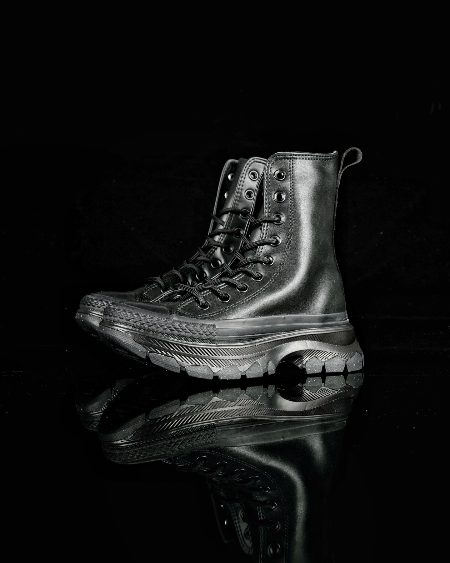 本地💰160 合作私 
Converse All Star Trekwave SL Shin-Hi 
日版限定 厚底户外功能鞋 马丁靴 黑武士 
秋冬款 皮质鞋面既保暖又有型
尺码：35 36 36.5 37 38 39 39.5 40 41 41.5 42 42.5 43 44