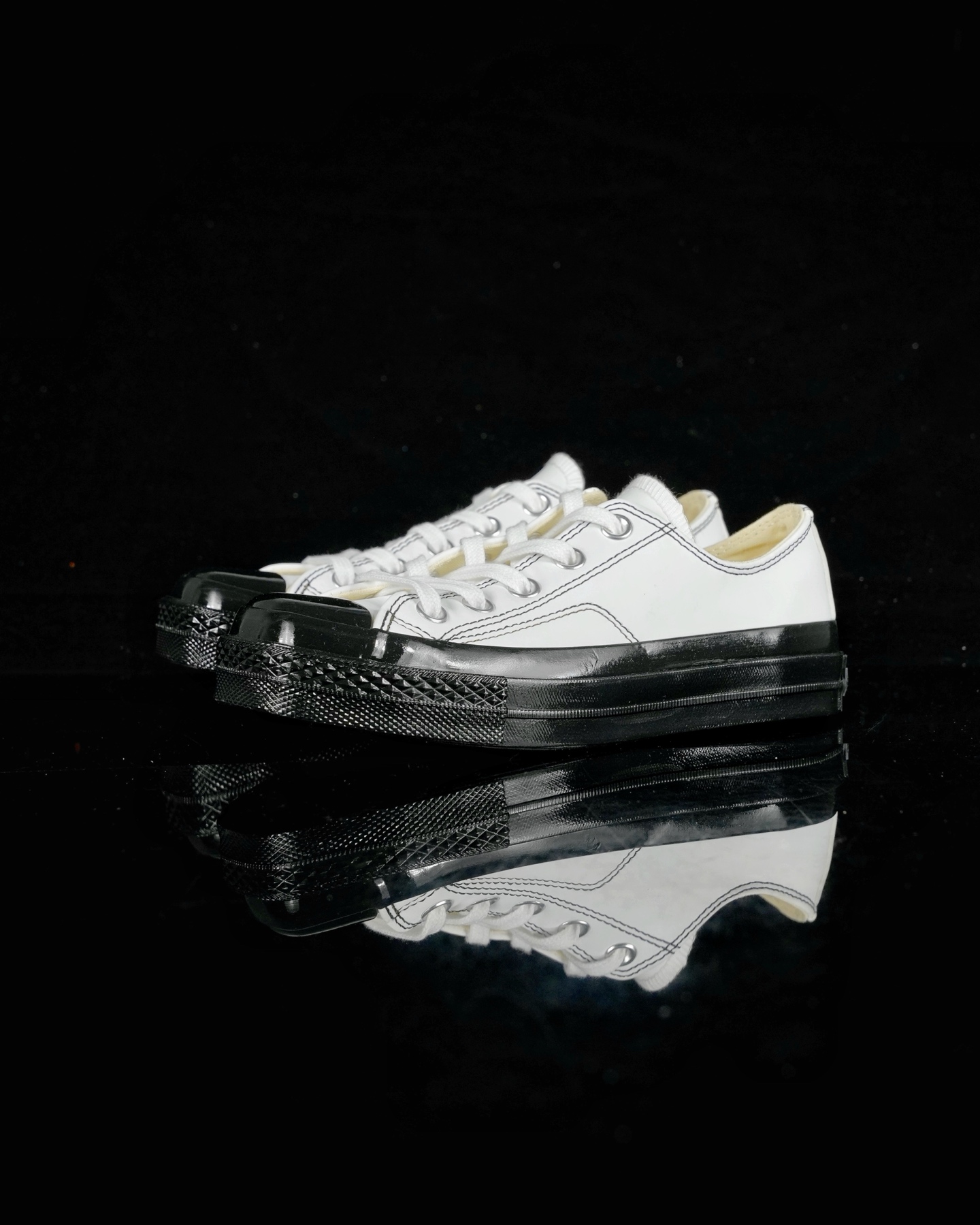 本地💰140 合作私 
Converse All Star SQUARETOE OX  
方头 新配色 白黑
匡威新款 日本限定 低帮休闲板鞋
来自Converse Japan 全新「Square Toe」系列，保留了Chuck Taylor标志性设计，只不过把那个再熟悉不过的圆头，换成了一个干脆利落的「方头」。变化虽小，风格却大不同！
设计上与早前Rick Owens 的联名方头有几分神似，却更日常、更易穿、更人人皆可驾驭。
值得一提的是，方头造型不仅更有态度，也在前掌预留了更多空间，让穿着体验更加舒适，好看又好穿，真的很难不心动。
货号：31316370 白黑
尺码：35 36 37 38 39 40 41 42 43 44
（⚠️方头款尺码比1970s偏大一码）