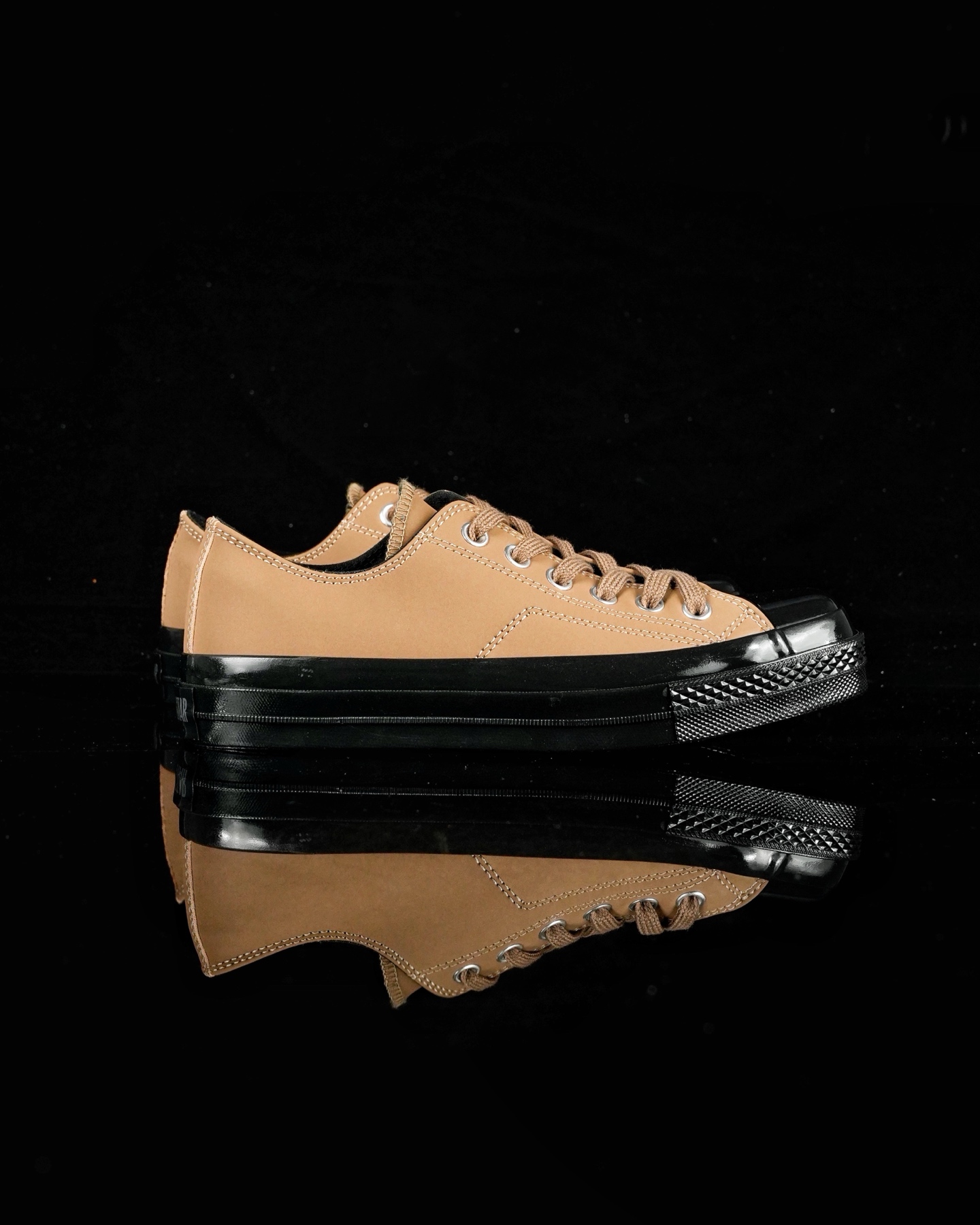 本地💰140 合作私
Converse All Star SQUARETOE OX
方头 新配色 棕色
匡威新款 日本限定 低帮休闲板鞋
来自Converse Japan 全新「Square Toe」系列,保留了Chuck Taylor标志性设计,只不过把那个再熟悉不过的圆头,换成了一个干脆利落的「方头」。变化虽小,风格却大不同!
设计上与早前Rick Owens 的联名方头有几分神似,却更日常、更易穿、更人人皆可驾驭。
值得一提的是,方头造型不仅更有态度,也在前掌预留了更多空间,让穿着体验更加舒适,好看又好穿,真的很难不心动。
货号:31316100 棕色
尺码:35 36 37 38 39 40 41 42 43 44
(⚠️方头款尺码比1970s偏大一码)