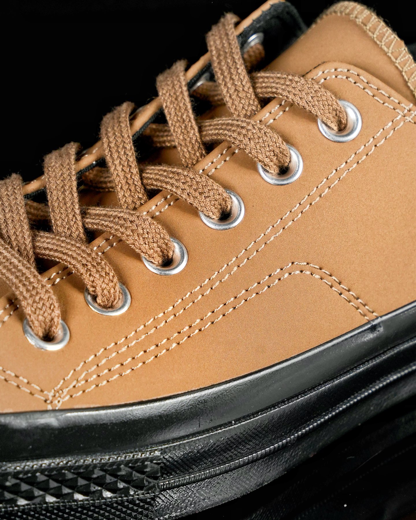 本地💰140 合作私
Converse All Star SQUARETOE OX
方头 新配色 棕色
匡威新款 日本限定 低帮休闲板鞋
来自Converse Japan 全新「Square Toe」系列,保留了Chuck Taylor标志性设计,只不过把那个再熟悉不过的圆头,换成了一个干脆利落的「方头」。变化虽小,风格却大不同!
设计上与早前Rick Owens 的联名方头有几分神似,却更日常、更易穿、更人人皆可驾驭。
值得一提的是,方头造型不仅更有态度,也在前掌预留了更多空间,让穿着体验更加舒适,好看又好穿,真的很难不心动。
货号:31316100 棕色
尺码:35 36 37 38 39 40 41 42 43 44
(⚠️方头款尺码比1970s偏大一码)