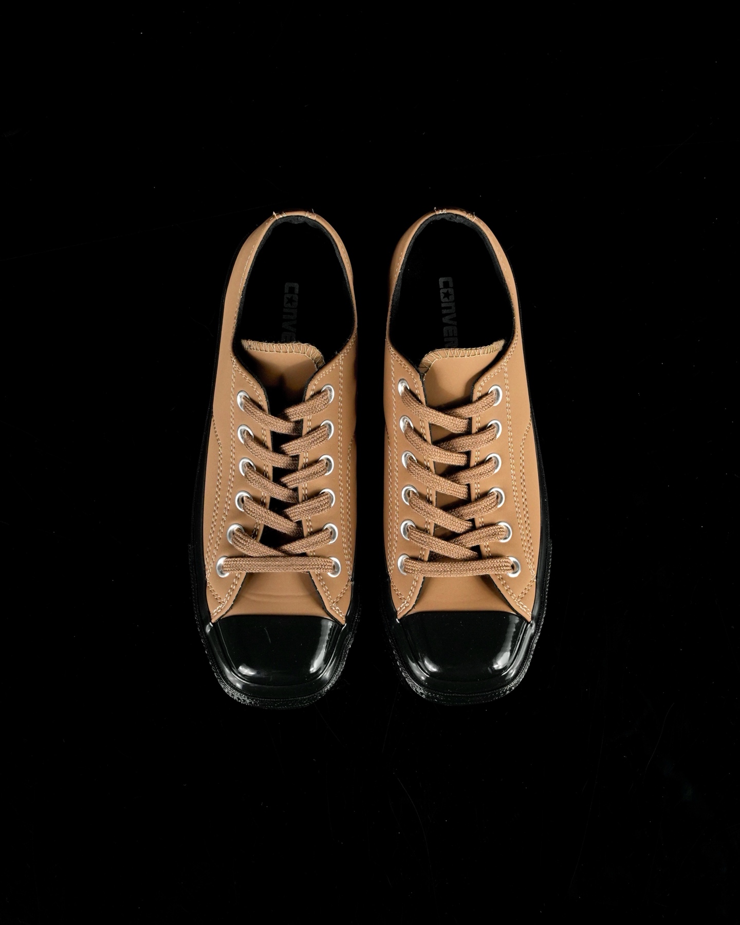 本地💰140 合作私
Converse All Star SQUARETOE OX
方头 新配色 棕色
匡威新款 日本限定 低帮休闲板鞋
来自Converse Japan 全新「Square Toe」系列,保留了Chuck Taylor标志性设计,只不过把那个再熟悉不过的圆头,换成了一个干脆利落的「方头」。变化虽小,风格却大不同!
设计上与早前Rick Owens 的联名方头有几分神似,却更日常、更易穿、更人人皆可驾驭。
值得一提的是,方头造型不仅更有态度,也在前掌预留了更多空间,让穿着体验更加舒适,好看又好穿,真的很难不心动。
货号:31316100 棕色
尺码:35 36 37 38 39 40 41 42 43 44
(⚠️方头款尺码比1970s偏大一码)