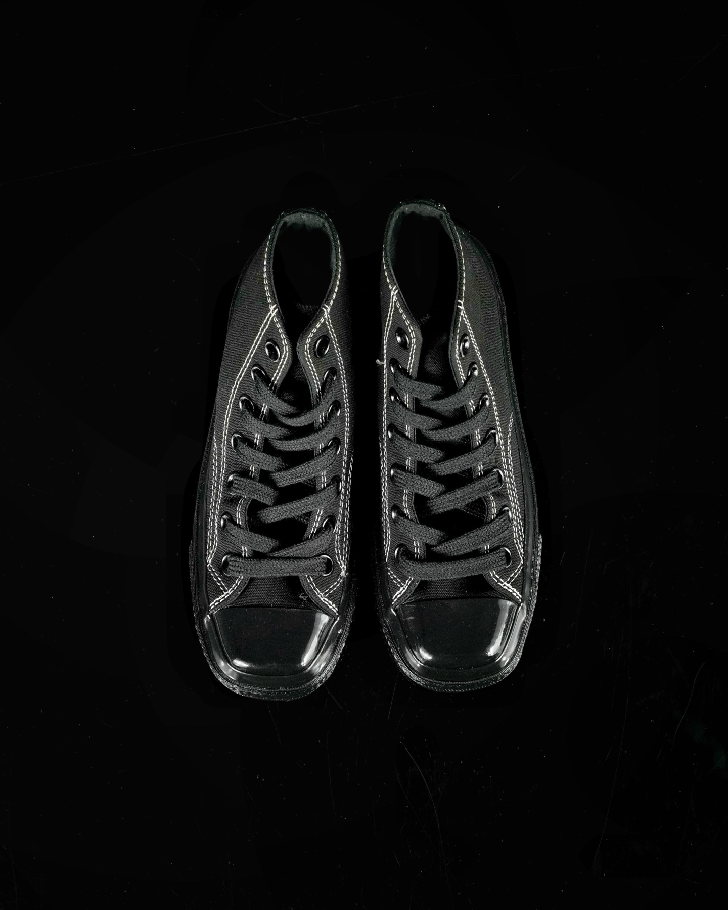 本地💰130 合作私
Converse All Star SQUARETOE Hi
匡威新款 日本限定 新款方头系列
耐磨高帮男女同款休闲帆布鞋
来自Converse Japan 全新「Square Toe」系列,保留了Chuck Taylor标志性设计,只不过把那个再熟悉不过的圆头,换成了一个干脆利落的「方头」。变化虽小,风格却大不同!
设计上与早前Rick Owens 的联名方头有几分神似,却更日常、更易穿、更人人皆可驾驭。
值得一提的是,方头造型不仅更有态度,也在前掌预留了更多空间,让穿着体验更加舒适,好看又好穿,真的很难不心动。
货号:31316280 黑色
尺码:35 36 37 38 39 40 41 42 43 44
(⚠️方头款尺码比1970s偏大一码)