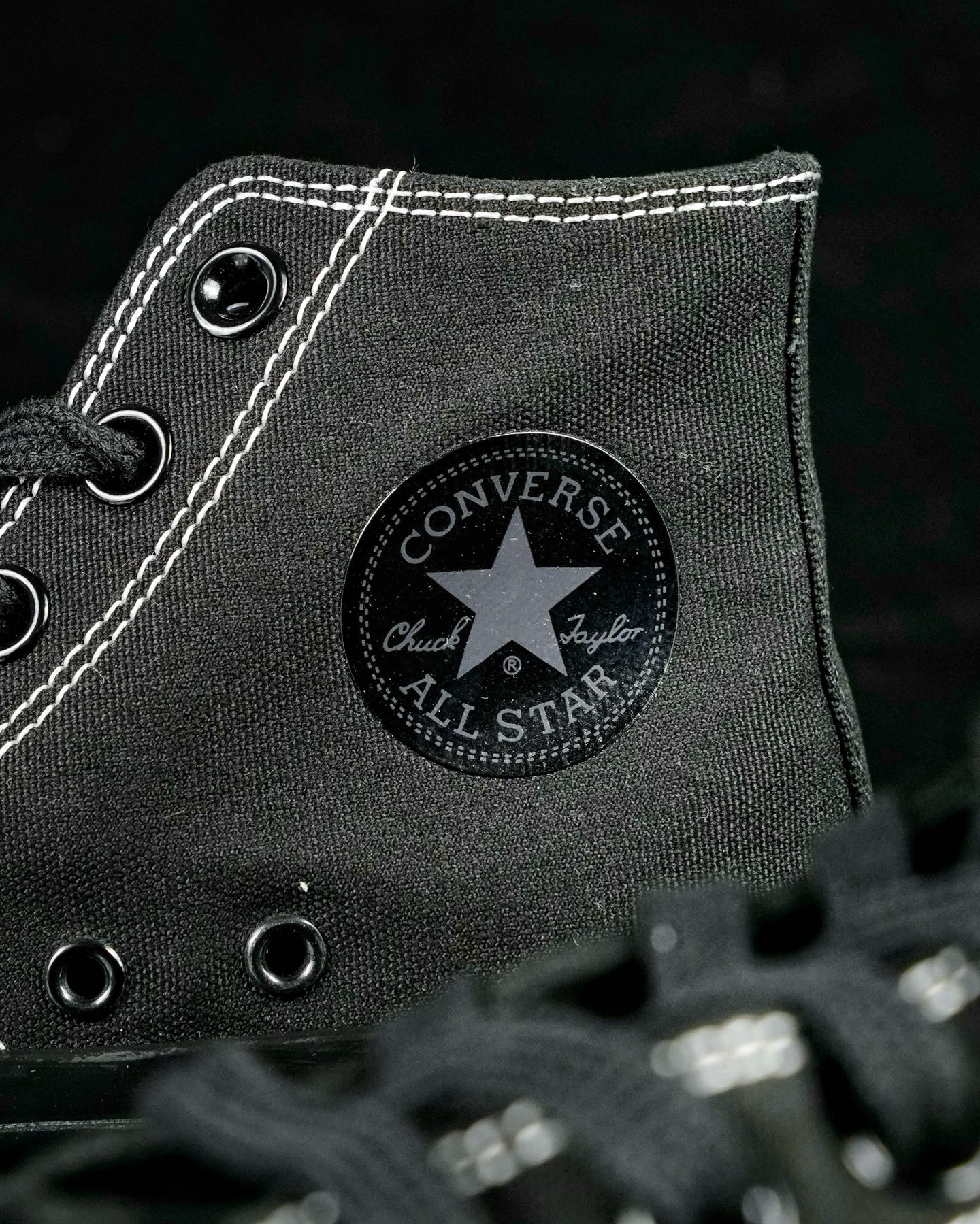 本地💰130 合作私
Converse All Star SQUARETOE Hi
匡威新款 日本限定 新款方头系列
耐磨高帮男女同款休闲帆布鞋
来自Converse Japan 全新「Square Toe」系列,保留了Chuck Taylor标志性设计,只不过把那个再熟悉不过的圆头,换成了一个干脆利落的「方头」。变化虽小,风格却大不同!
设计上与早前Rick Owens 的联名方头有几分神似,却更日常、更易穿、更人人皆可驾驭。
值得一提的是,方头造型不仅更有态度,也在前掌预留了更多空间,让穿着体验更加舒适,好看又好穿,真的很难不心动。
货号:31316280 黑色
尺码:35 36 37 38 39 40 41 42 43 44
(⚠️方头款尺码比1970s偏大一码)