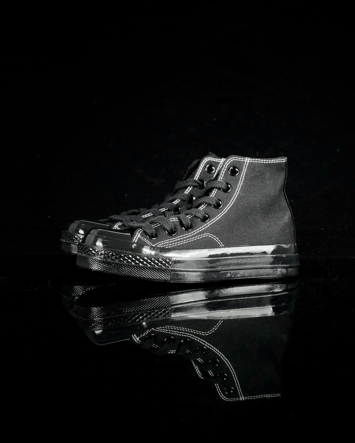 本地💰130 合作私 
Converse All Star SQUARETOE Hi
匡威新款 日本限定 新款方头系列 
耐磨高帮男女同款休闲帆布鞋
来自Converse Japan 全新「Square Toe」系列，保留了Chuck Taylor标志性设计，只不过把那个再熟悉不过的圆头，换成了一个干脆利落的「方头」。变化虽小，风格却大不同！
设计上与早前Rick Owens 的联名方头有几分神似，却更日常、更易穿、更人人皆可驾驭。
值得一提的是，方头造型不仅更有态度，也在前掌预留了更多空间，让穿着体验更加舒适，好看又好穿，真的很难不心动。
货号：31316280 黑色
尺码：35 36 37 38 39 40 41 42 43 44
（⚠️方头款尺码比1970s偏大一码）