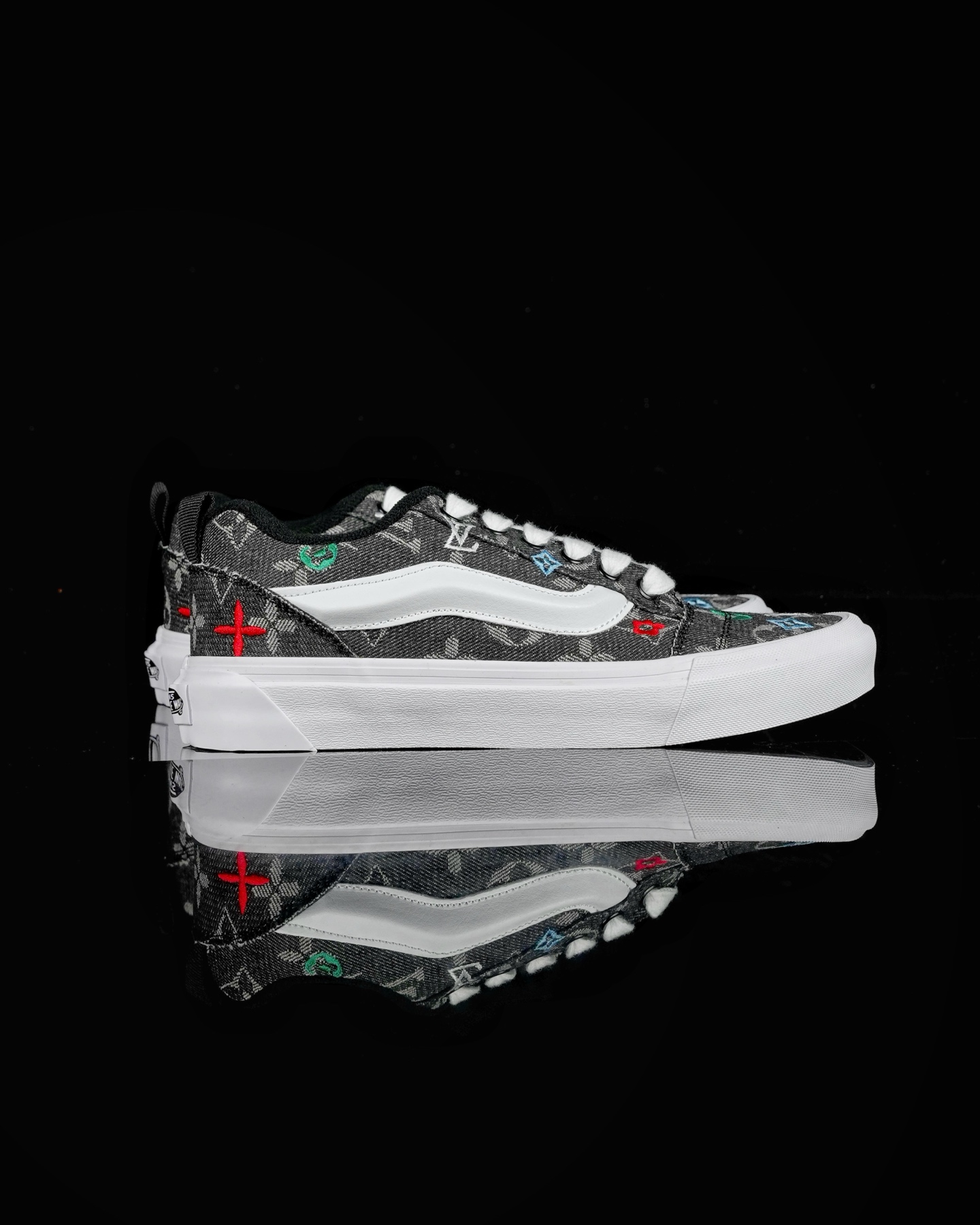 本地💰140 合作私 
LV x Vans Knu Skool 强强联名
经典Vans面包鞋鞋身融合LV经典牛仔面料搭配提花Logo电绣 质感十足 上脚百搭 脚感舒适
尺码：35 36  36.5 37 38 38.5 39 40 40.5 41 42 42.5 43 44