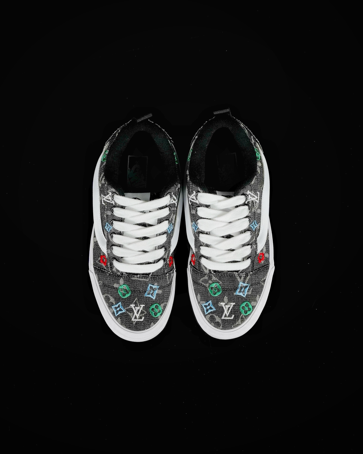 本地💰140 合作私 
LV x Vans Knu Skool 强强联名
经典Vans面包鞋鞋身融合LV经典牛仔面料搭配提花Logo电绣 质感十足 上脚百搭 脚感舒适
尺码：35 36  36.5 37 38 38.5 39 40 40.5 41 42 42.5 43 44