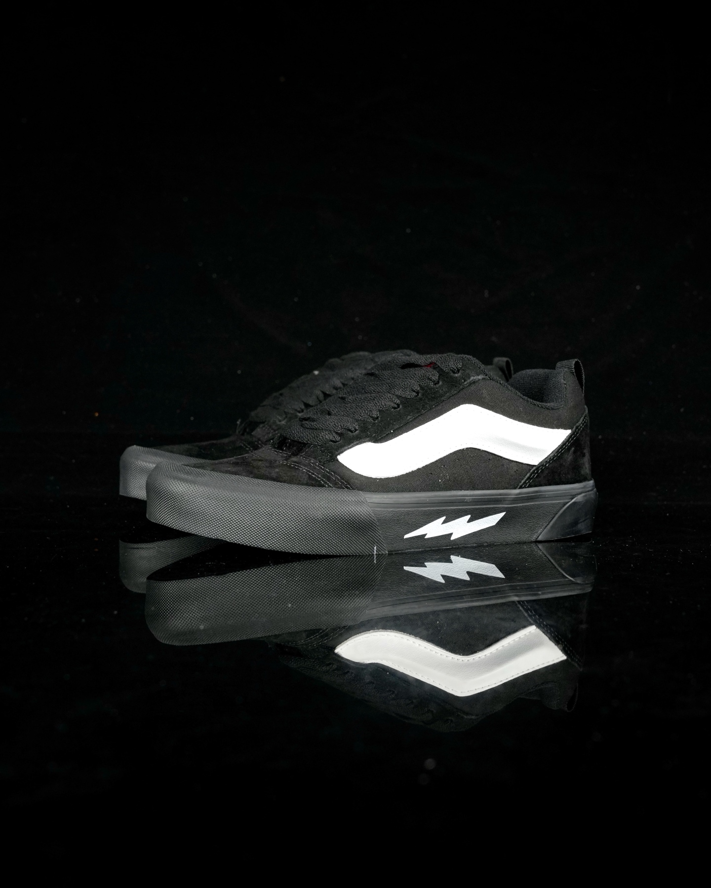 本地💰130 合作私 
Vans Knu Skool 黑武士闪电面包鞋
经典黑白主色 肥胖版大Logo 鞋底侧边搭配闪电标志⚡️复古酷炫
尺码：35 36 36.5 37 38 38.5 39 40 40.5 41 42 42.5 43 44 45
工艺：硫化1:1（重量1:1、真标、原钢印、材质标、鞋型标、合格证）