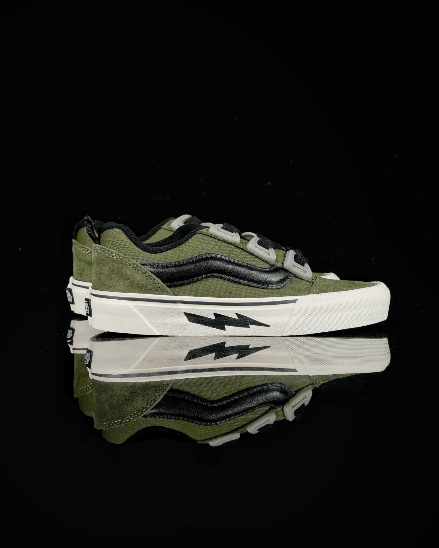 本地💰150 合作私
Vans Knu Skool DR 闪电橄榄绿
“DR新系列面包鞋,个性十足”DR新款是对90年代经典风格的重新诠释,Vans将现在的Knu Skool的“宽大”特点进一步放大,将鞋带空改为了极具现代风格的D形鞋带孔,并选用更宽的鞋带绑定鞋身,鞋底闪电标志凸显个性!
尺码:35 36 36.5 37 38 38.5 39 40 40.5 41 42 42.5 43 44 45
工艺:硫化1:1(重量1:1、真标、原钢印、材质标、鞋型标、合格证)