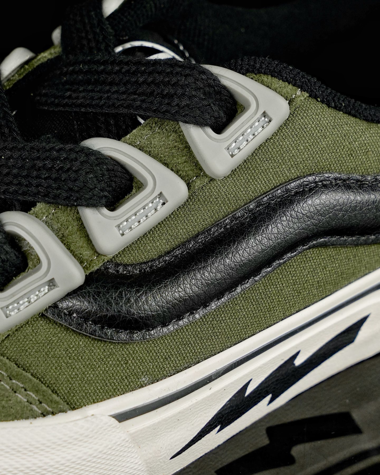 本地💰150 合作私
Vans Knu Skool DR 闪电橄榄绿
“DR新系列面包鞋,个性十足”DR新款是对90年代经典风格的重新诠释,Vans将现在的Knu Skool的“宽大”特点进一步放大,将鞋带空改为了极具现代风格的D形鞋带孔,并选用更宽的鞋带绑定鞋身,鞋底闪电标志凸显个性!
尺码:35 36 36.5 37 38 38.5 39 40 40.5 41 42 42.5 43 44 45
工艺:硫化1:1(重量1:1、真标、原钢印、材质标、鞋型标、合格证)