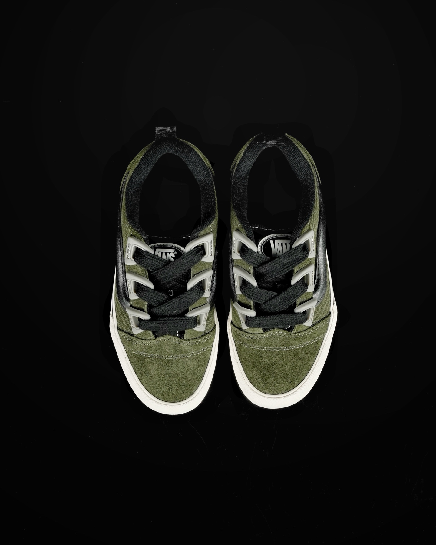 本地💰150 合作私
Vans Knu Skool DR 闪电橄榄绿
“DR新系列面包鞋,个性十足”DR新款是对90年代经典风格的重新诠释,Vans将现在的Knu Skool的“宽大”特点进一步放大,将鞋带空改为了极具现代风格的D形鞋带孔,并选用更宽的鞋带绑定鞋身,鞋底闪电标志凸显个性!
尺码:35 36 36.5 37 38 38.5 39 40 40.5 41 42 42.5 43 44 45
工艺:硫化1:1(重量1:1、真标、原钢印、材质标、鞋型标、合格证)