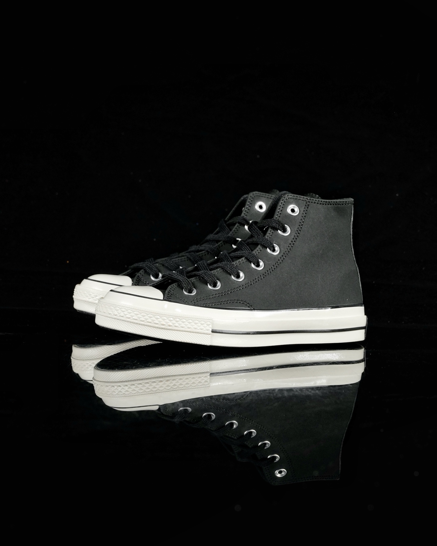 Converse Chuck 70s 磨砂麂皮
匡威官方25秋冬新款麂皮系列
此次三个配色都1:1沿用了shai001的配色 经典1970s鞋型搭配麂皮面料 保暖的同时质感也是拉满
货号:A18989C 黑色
尺码:35 36 36.5 37 37.5 38 39 39.5 40 41 41.5 42 42.5 43 44