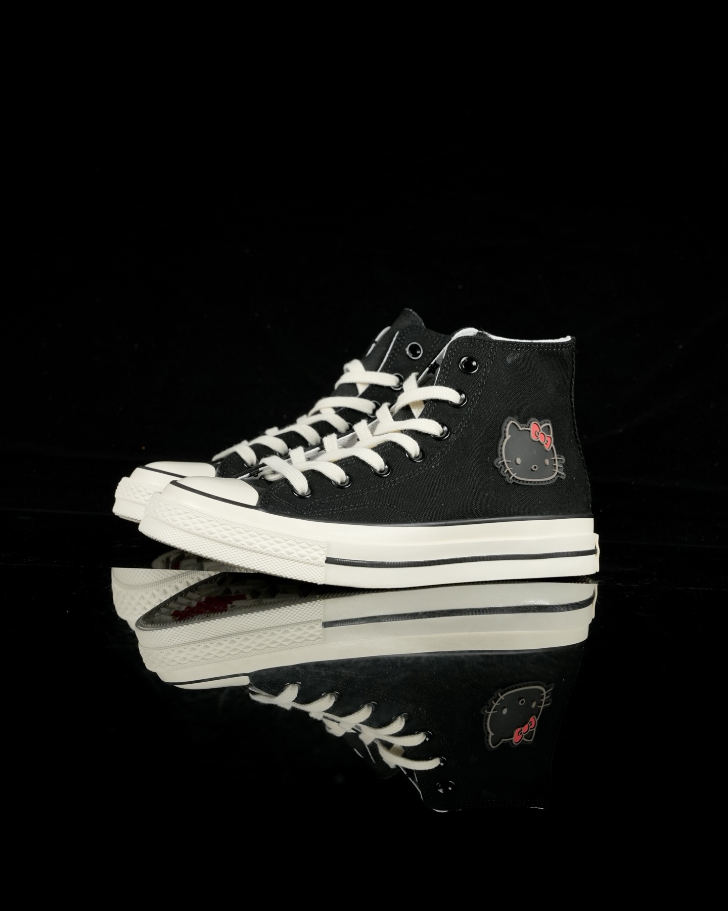 本地💰150 合作私 
Converse x Hello Kitty 联名款
在经典1970s鞋型上采用红、白两种配色，外腰绣有标志性Hello kitty 猫头，细节上鞋带、内里、鞋底布满星星，全新定义，HELLO KITTY迷可别错过！
货号：163902C
Size：35 36 36.5 37 37.5 38 39 39.5 40 41 41.5 42 42.5 43 44