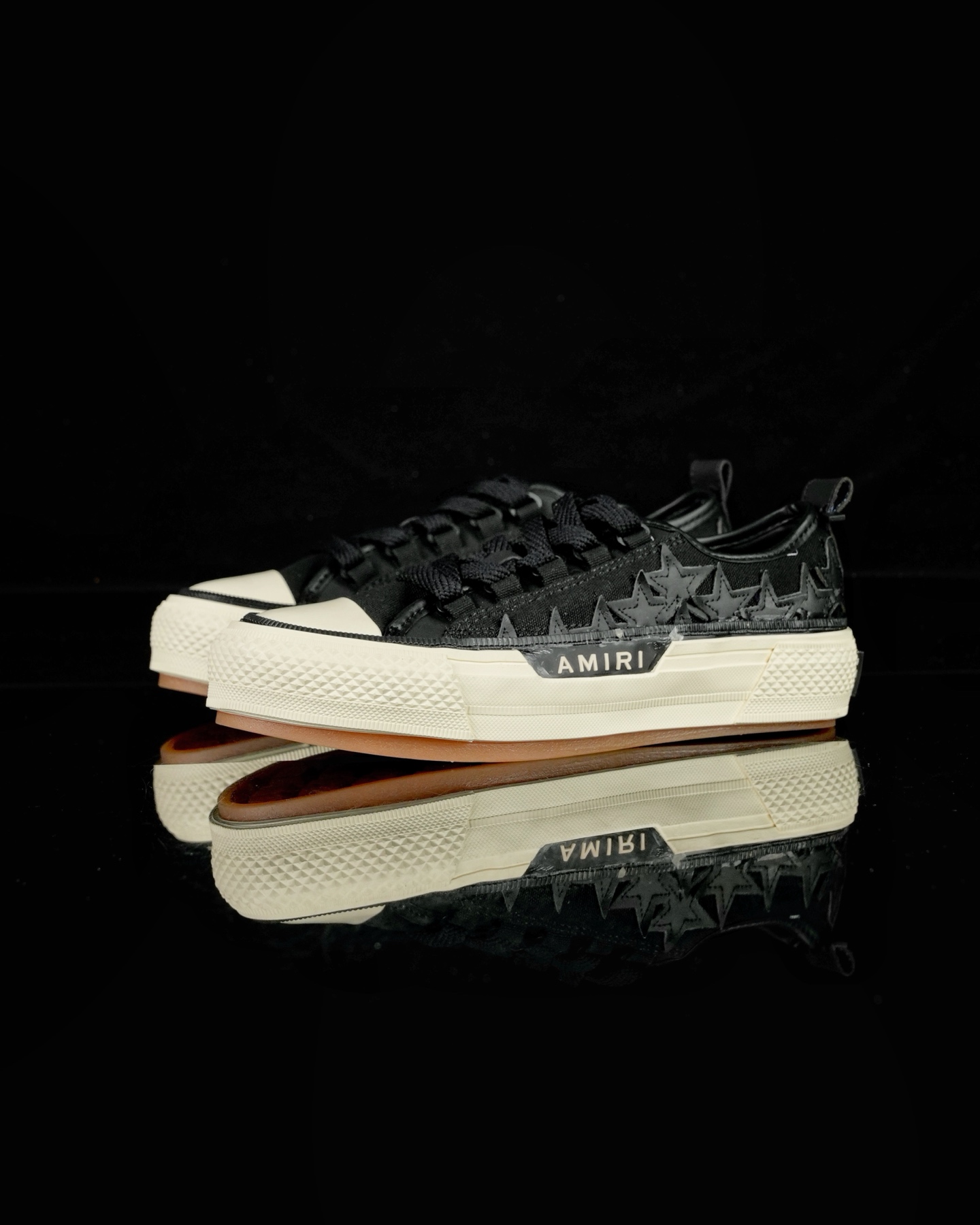AMIRI Stars Court 黑色皮质星星 
埃米尔星星复古休闲板鞋
鞋面皮质星星拼接将整体质感拉满，加厚格纹橡胶软底，增加耐磨有防滑，后跟部分鞋垫足足一厘米厚，上脚舒适度大大提升，全牛皮内里不捂脚，外部则是帆布十牛皮星屋拼接，系带不穿孔的设计非常赞，舒适度和时髦度双双在线！
尺码：36 37 38 39 40 41 42 43 44