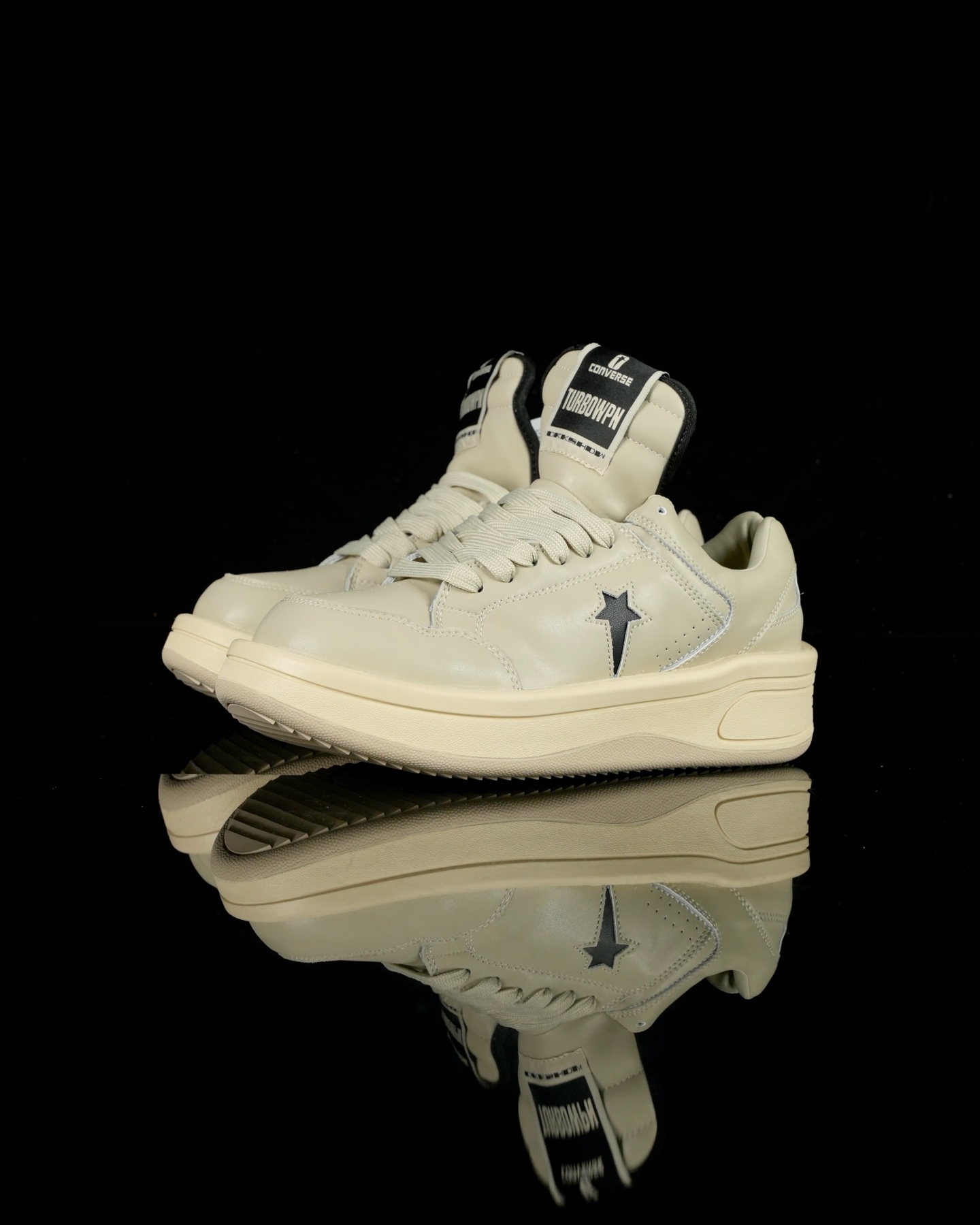 Rick Owens DRKSHDW x Converse 融合前卫与经典,挑战传统,定义新潮流.设计独特,展现出个性和时尚感,别具一格的潮流魅力,让您在人群中脱颖而出,简约又大方.踩上它每一步都踏出独属于你的个性风范. Sizs:35 36 36.5 37 37.5 38 39 39.5 40 41 41.5 42 42.5 43 44