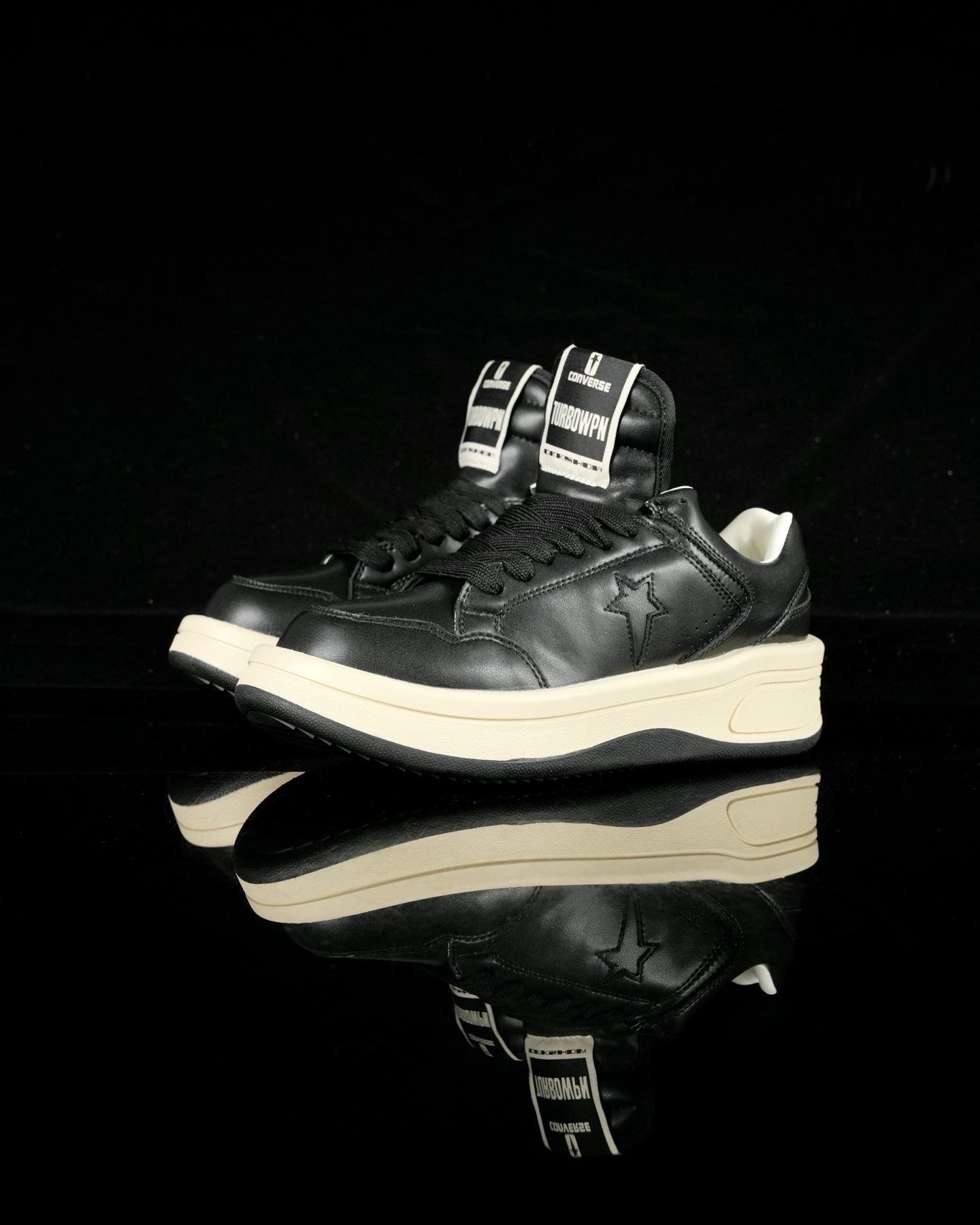 Rick Owens DRKSHDW x Converse 融合前卫与经典,挑战传统,定义新潮流.设计独特,展现出个性和时尚感,别具一格的潮流魅力,让您在人群中脱颖而出,简约又大方.踩上它每一步都踏出独属于你的个性风范. Sizs:35 36 36.5 37 37.5 38 39 39.5 40 41 41.5 42 42.5 43 44